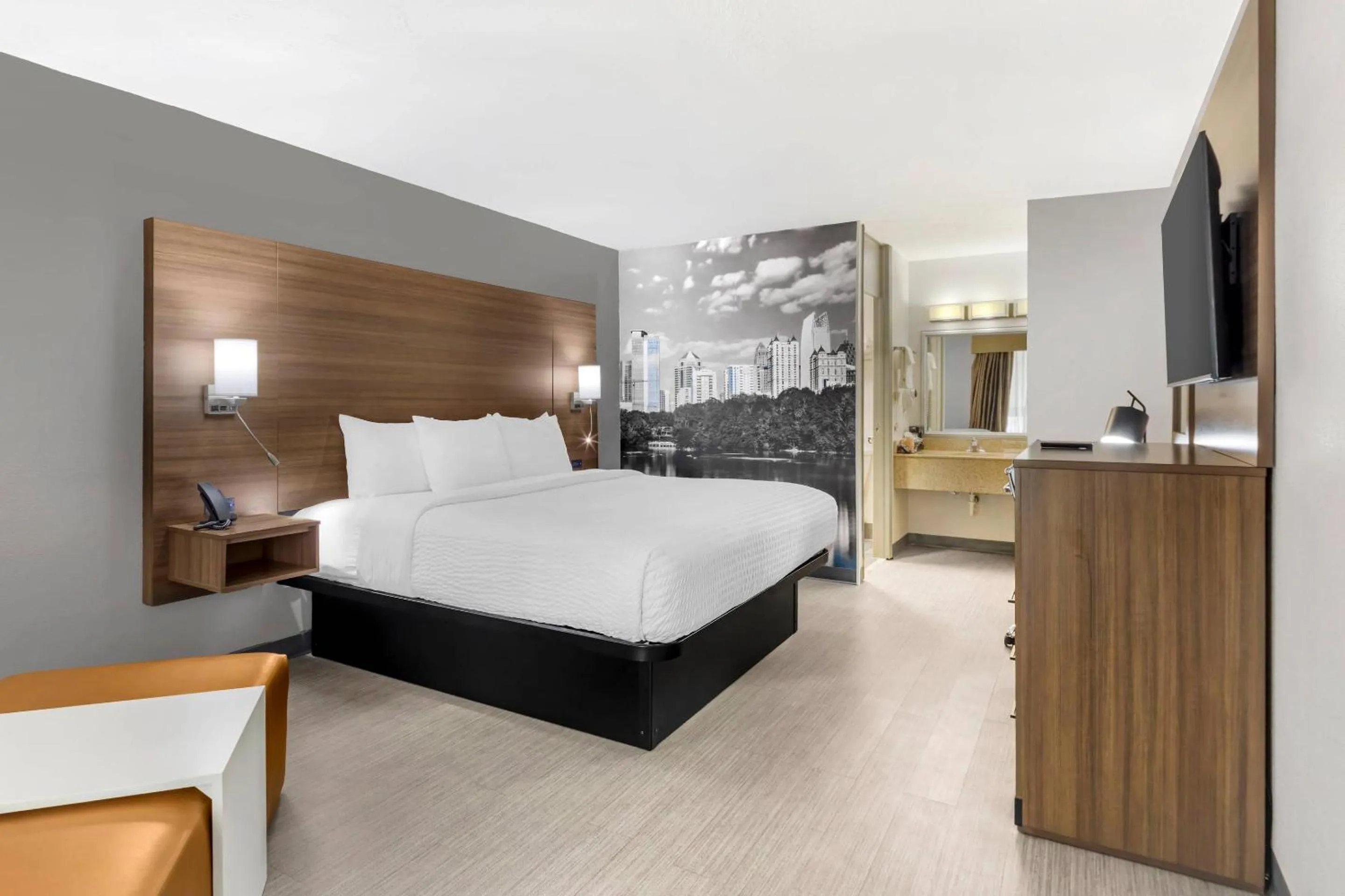 Bedroom, Bed in Clarion Pointe Morrow - Atlanta South