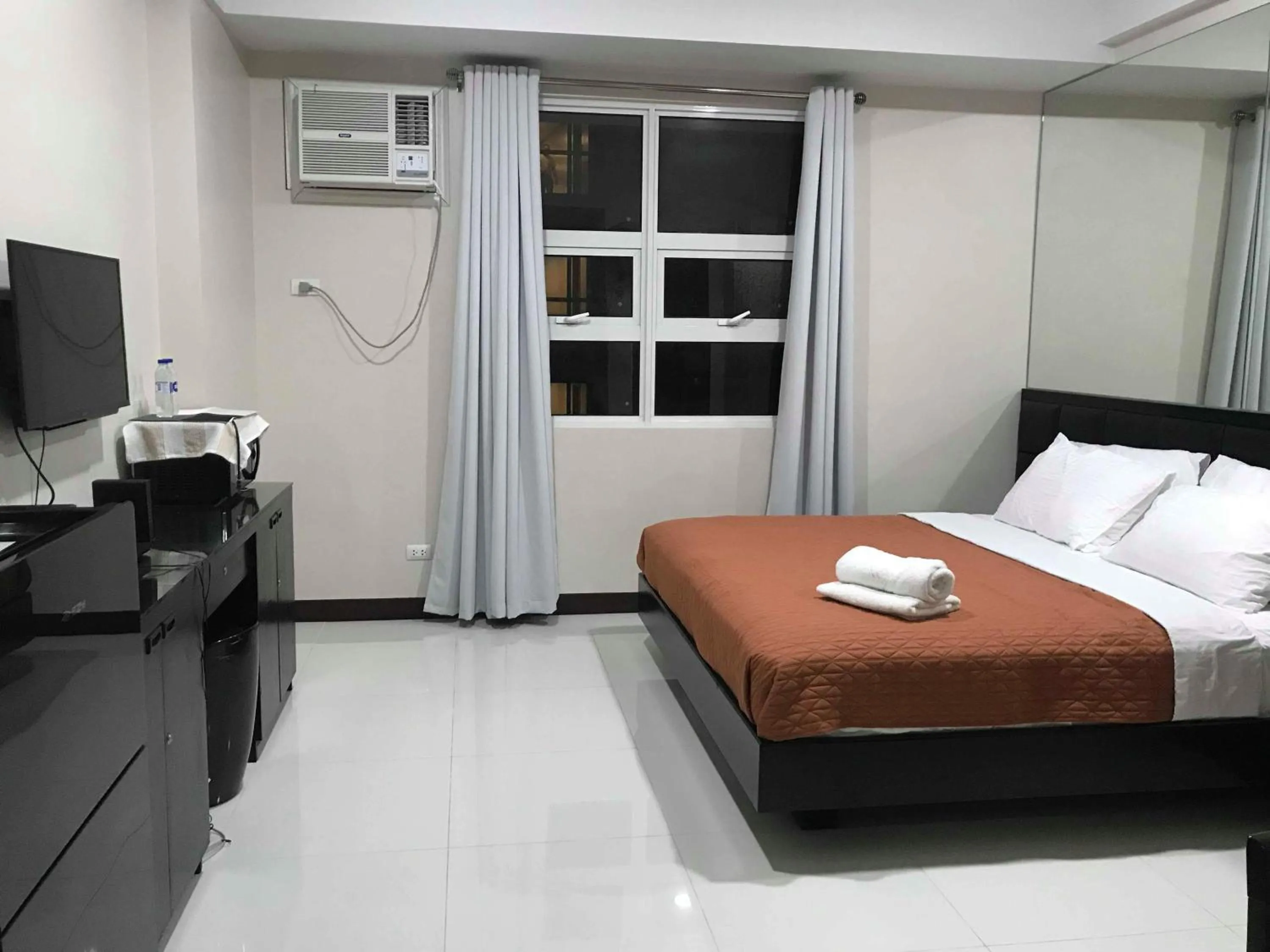 Bed in Condo 101 Newport