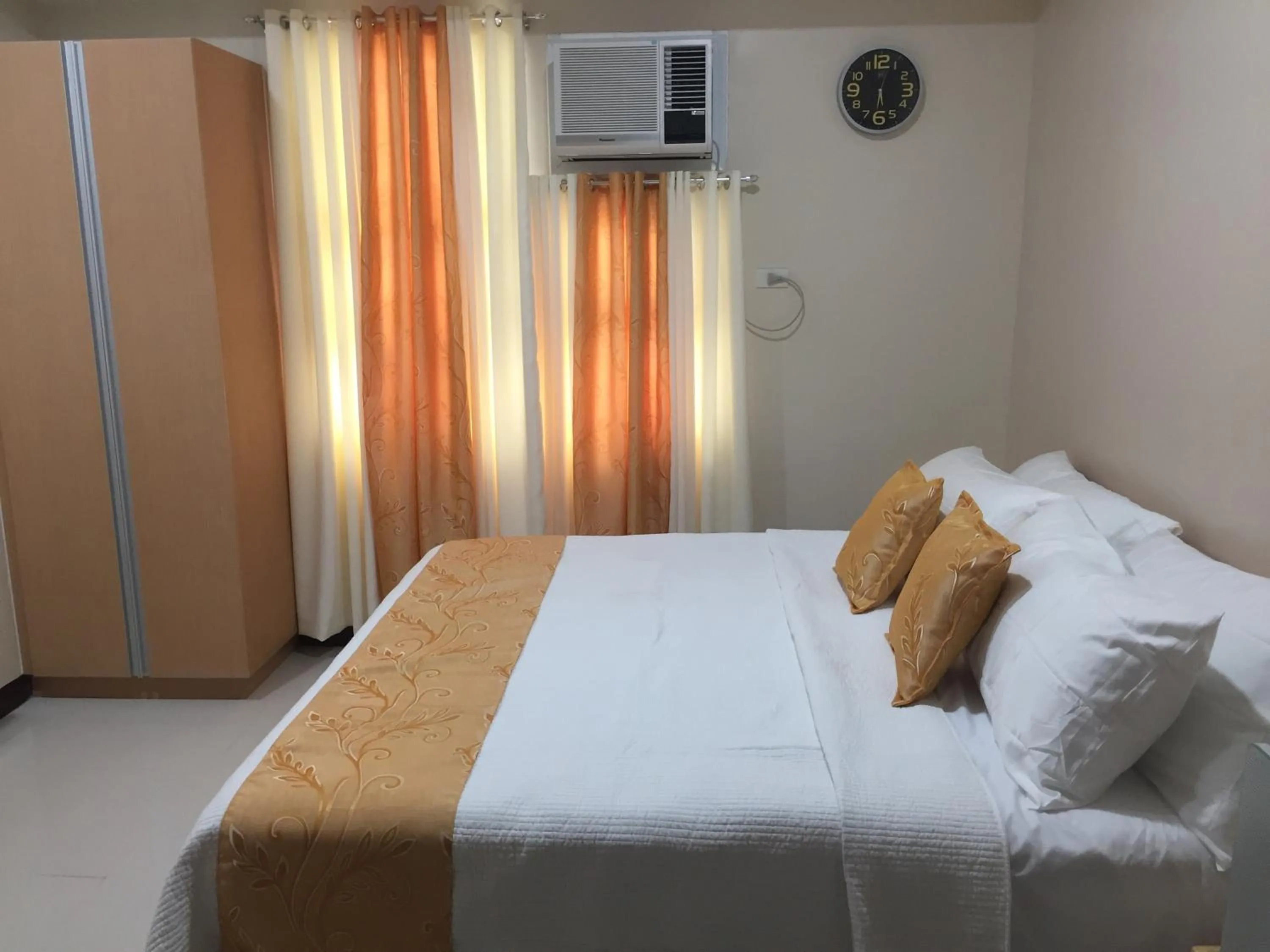 Bed in Condo 101 Newport