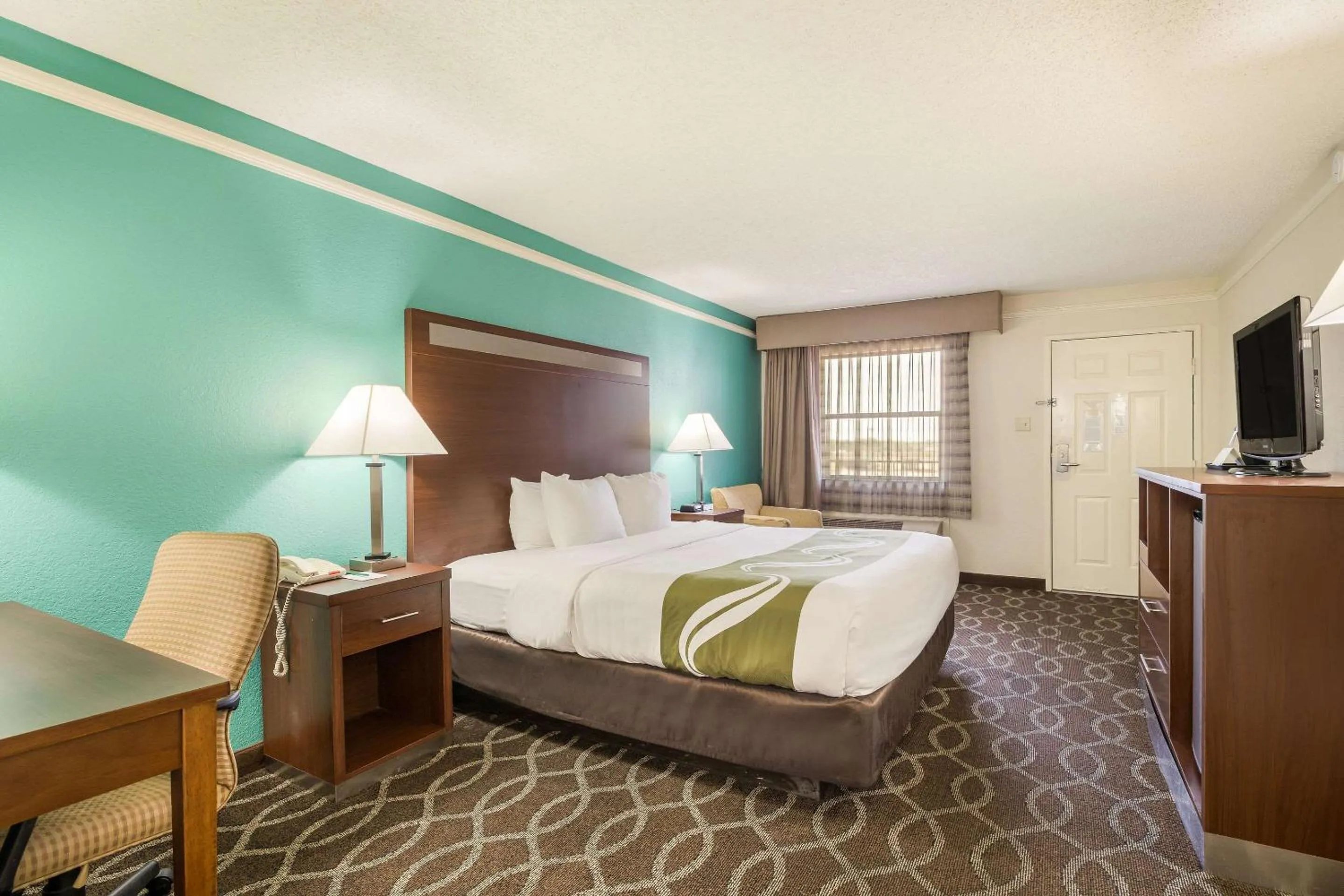 Photo of the whole room, Bed in Quality Inn Tulsa Central