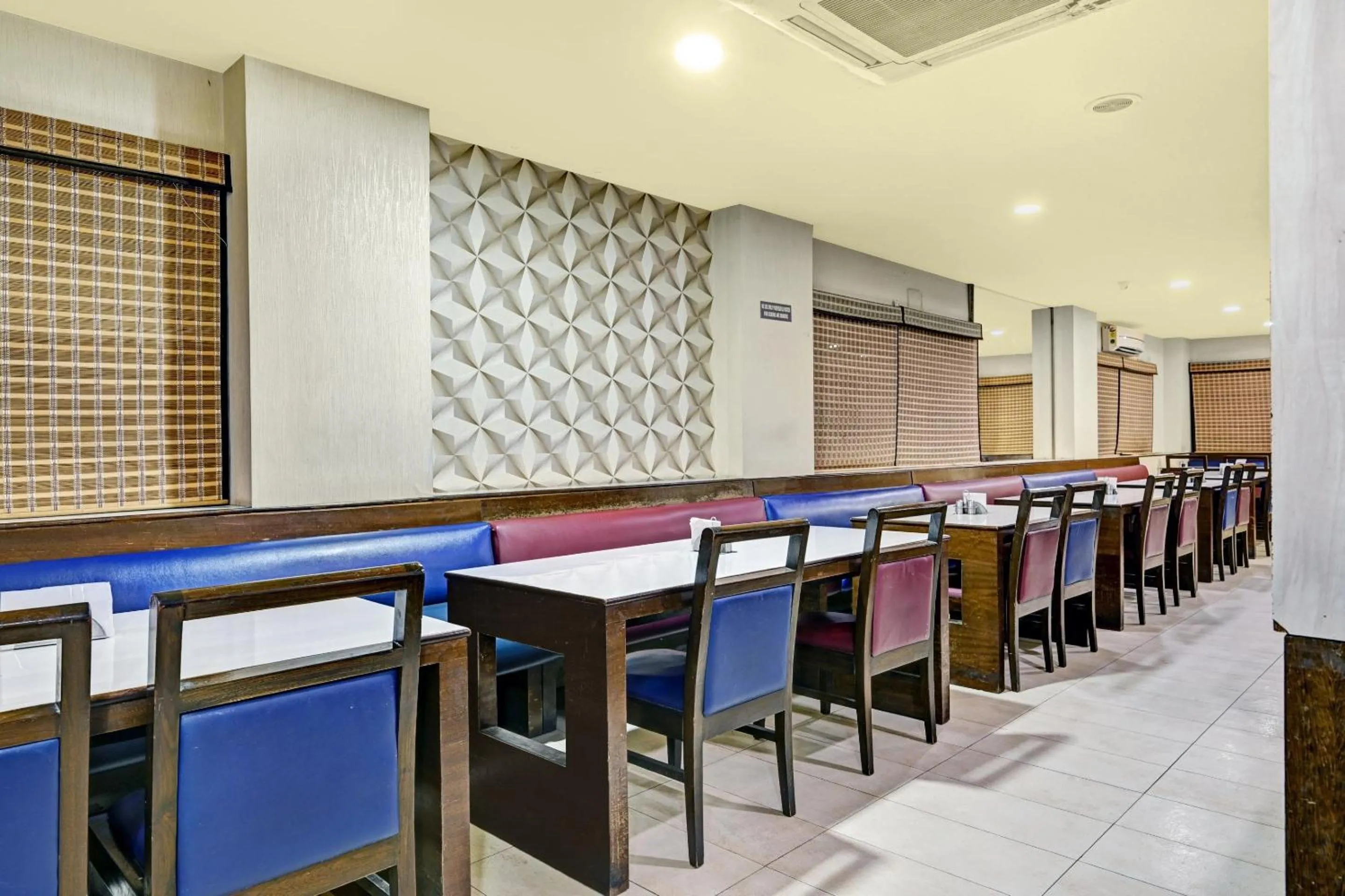 Restaurant/places to eat in Townhouse OAK Hotel Belsons Taj Mahal