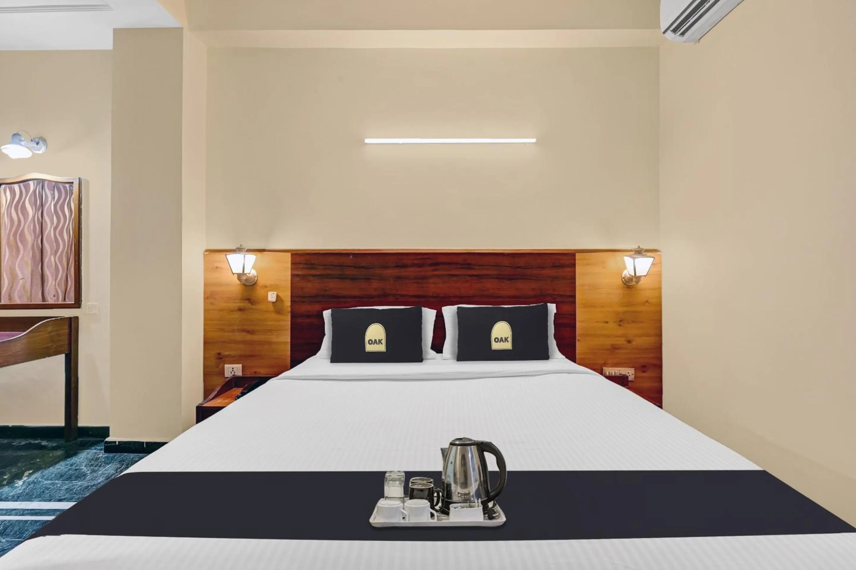 Bedroom, Bed in Townhouse OAK Hotel Belsons Taj Mahal