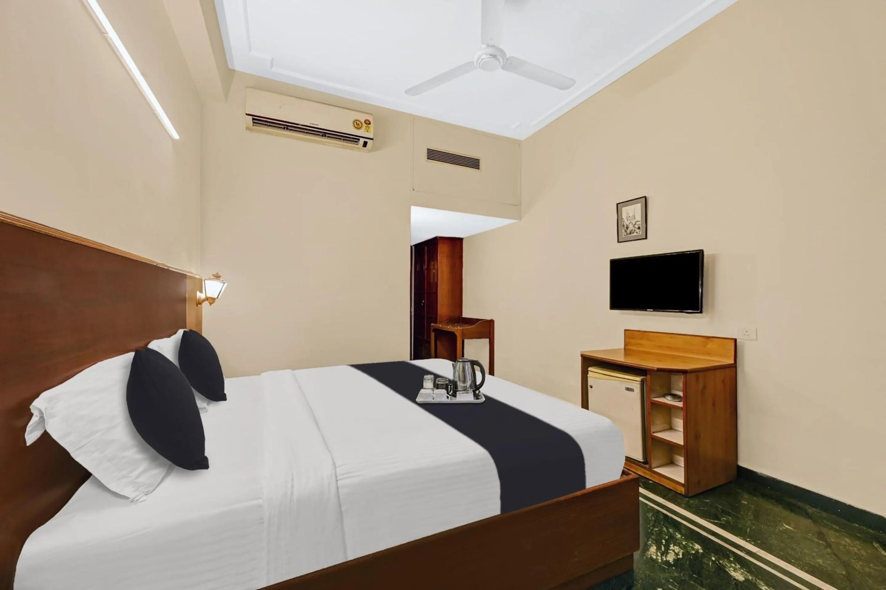 Bedroom, Bed in Super Townhouse OAK Hotel Belsons Taj Mahal