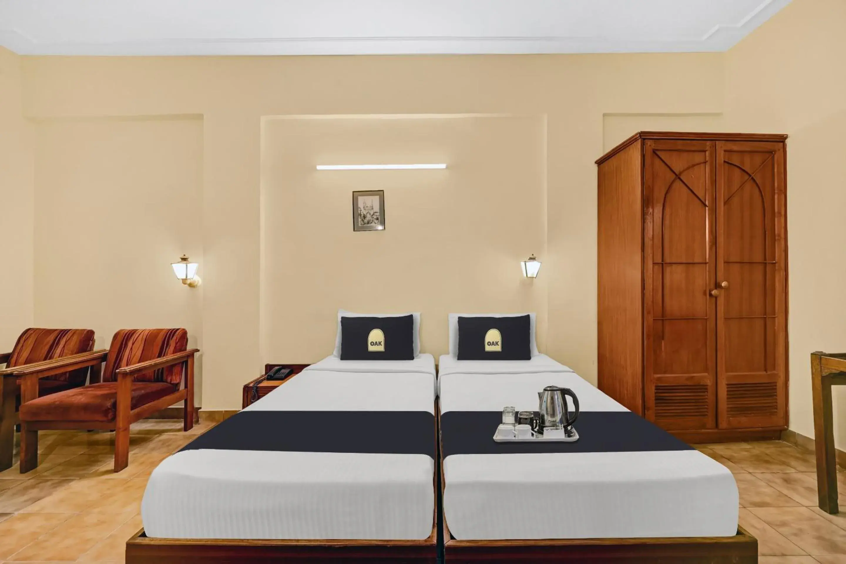 Classic Triple Room - single occupancy in Townhouse OAK Hotel Belsons Taj Mahal Classic Triple Room - single occupancy in Townhouse OAK Hotel Belsons Taj Mahal