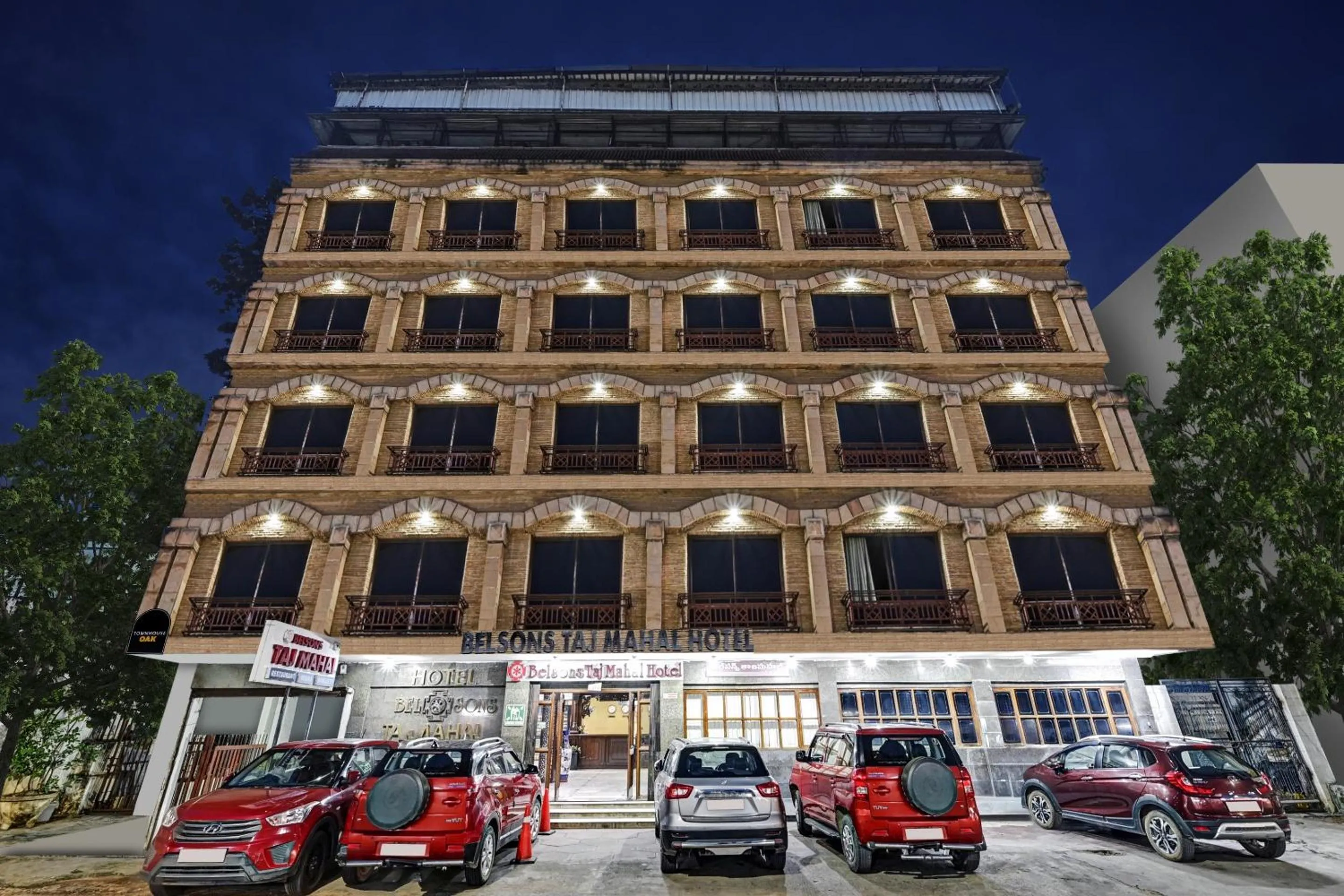 Facade/entrance in Townhouse OAK Hotel Belsons Taj Mahal