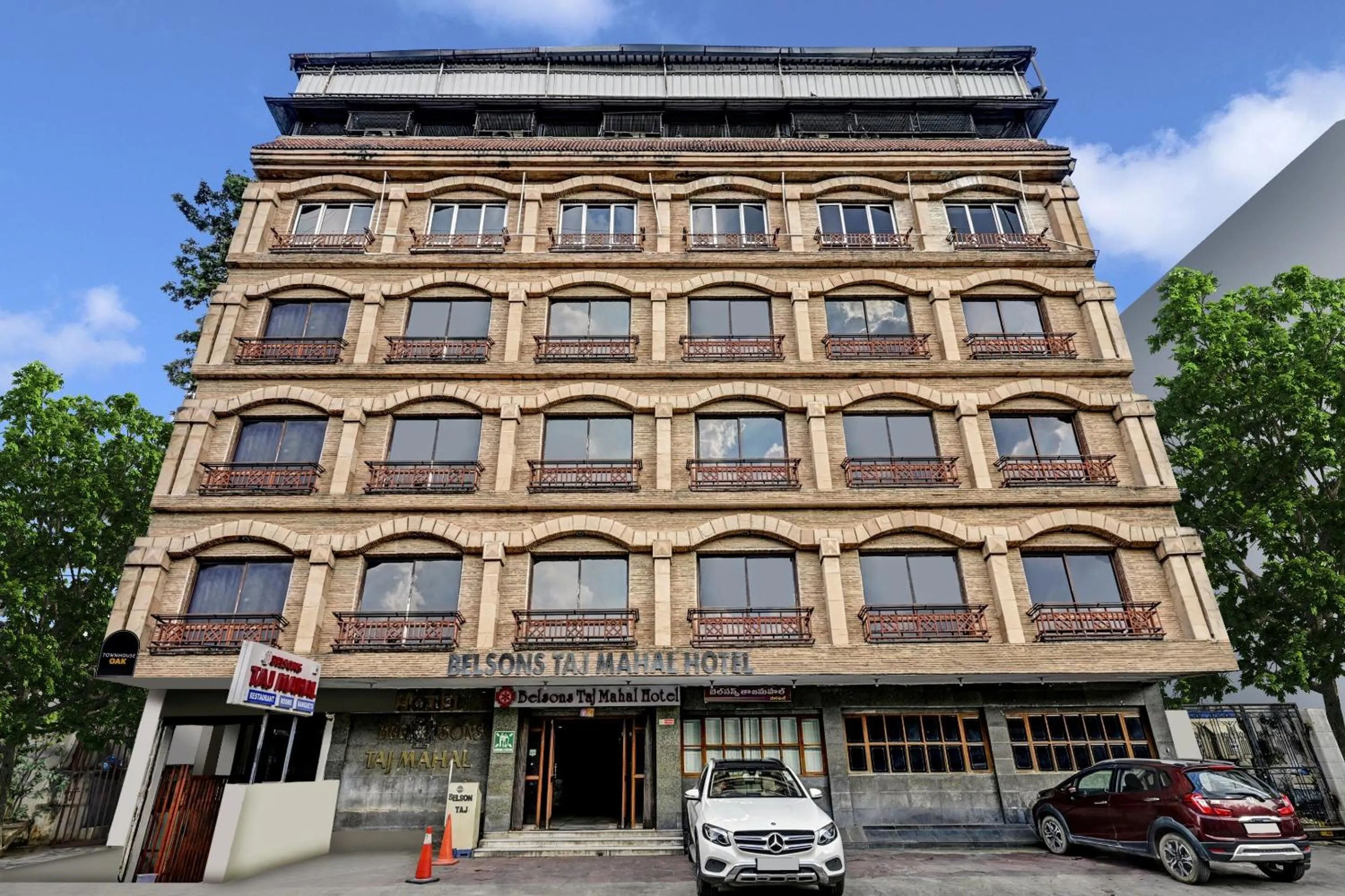Facade/entrance in Townhouse OAK Hotel Belsons Taj Mahal