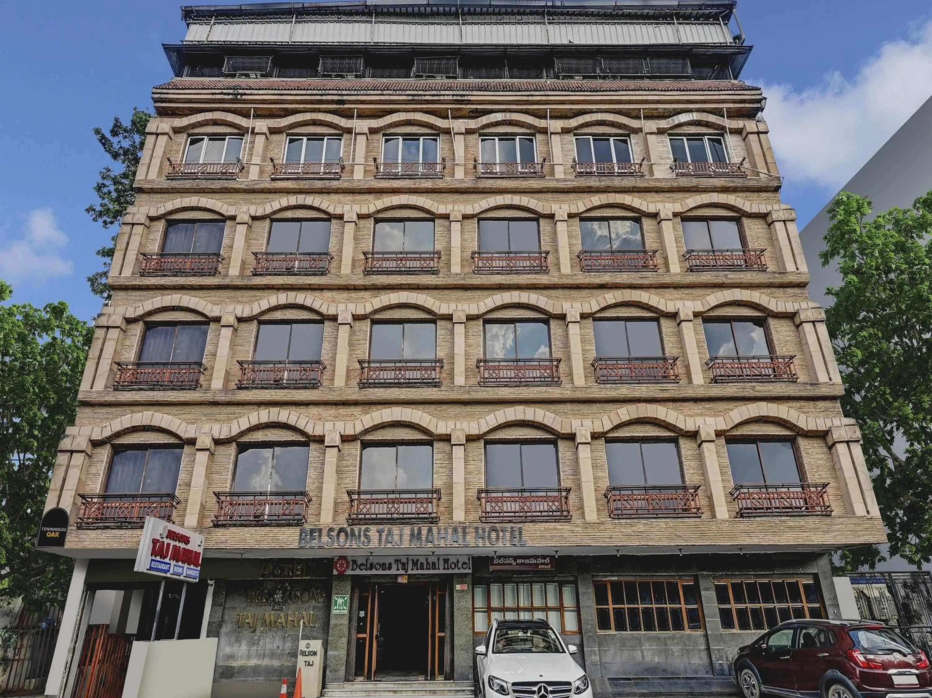 Facade/entrance in Townhouse OAK Hotel Belsons Taj Mahal