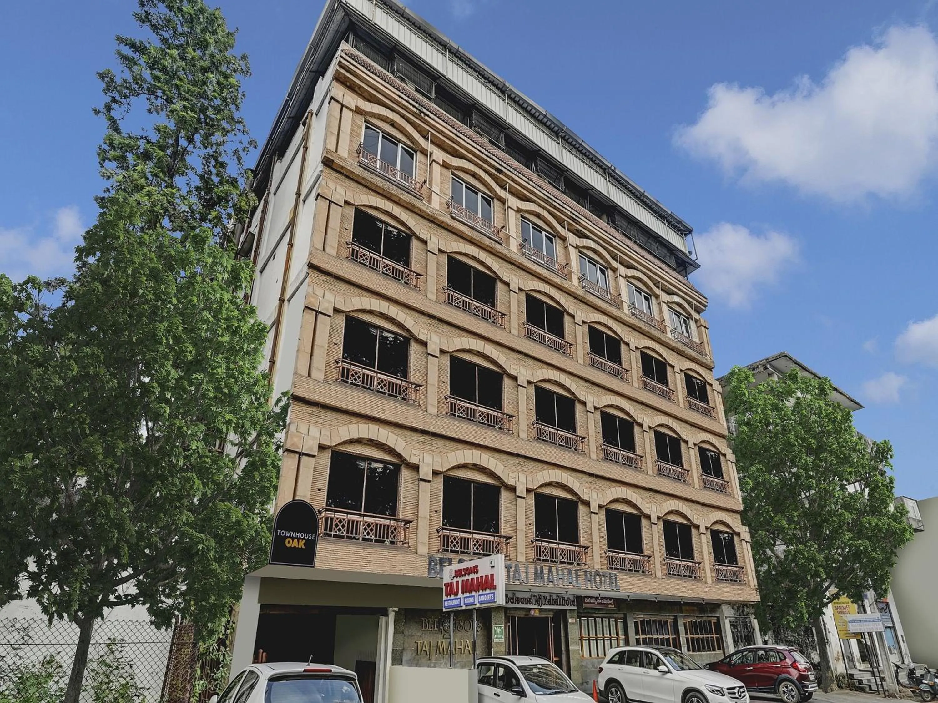 Facade/entrance in Townhouse OAK Hotel Belsons Taj Mahal