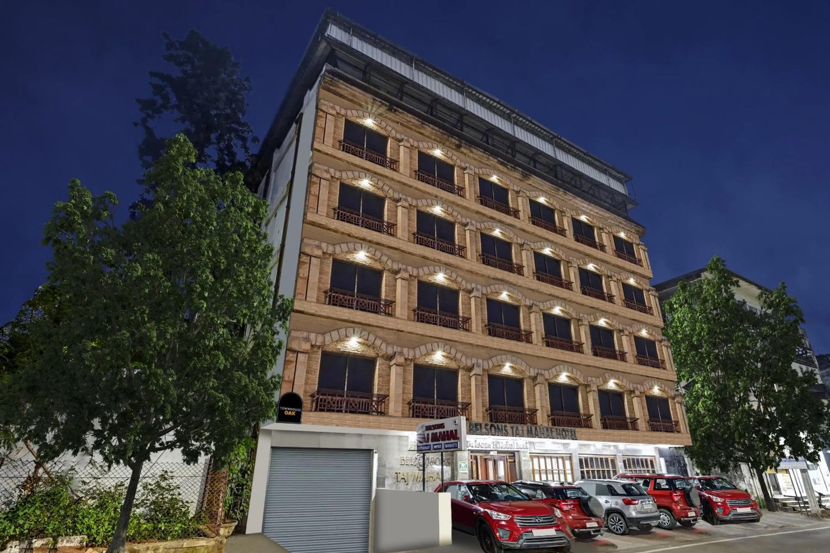 Facade/entrance in Townhouse OAK Hotel Belsons Taj Mahal