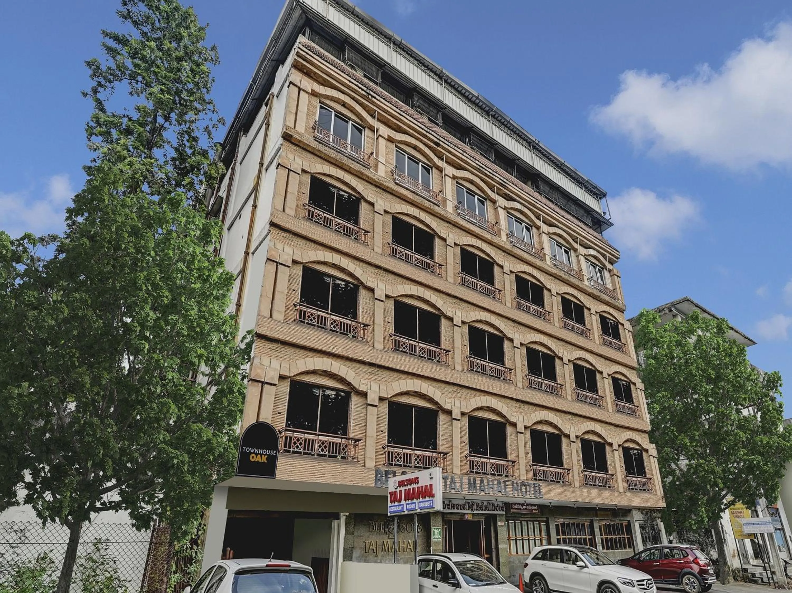 Facade/entrance in Townhouse OAK Hotel Belsons Taj Mahal