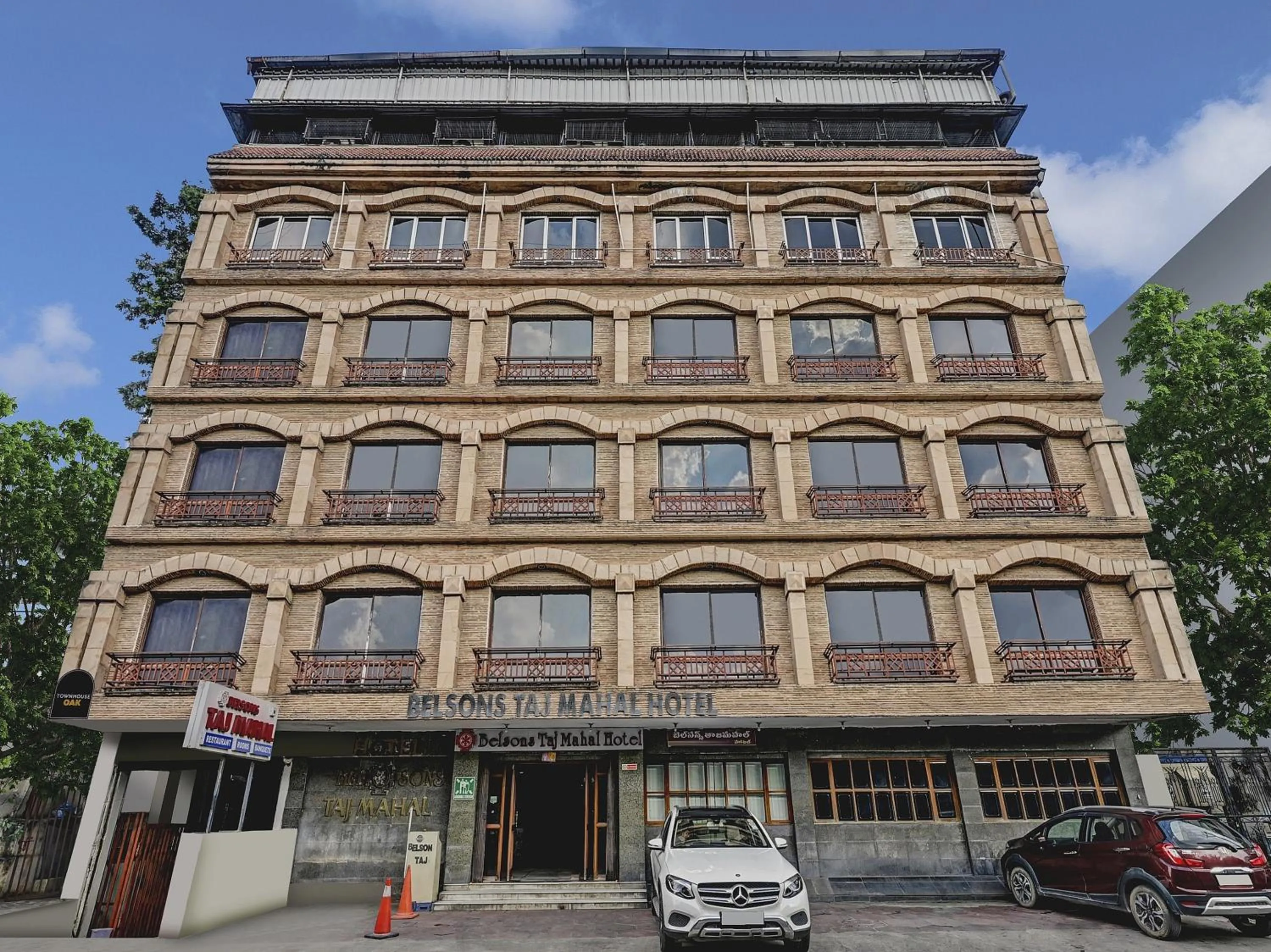 Facade/entrance in Townhouse OAK Hotel Belsons Taj Mahal