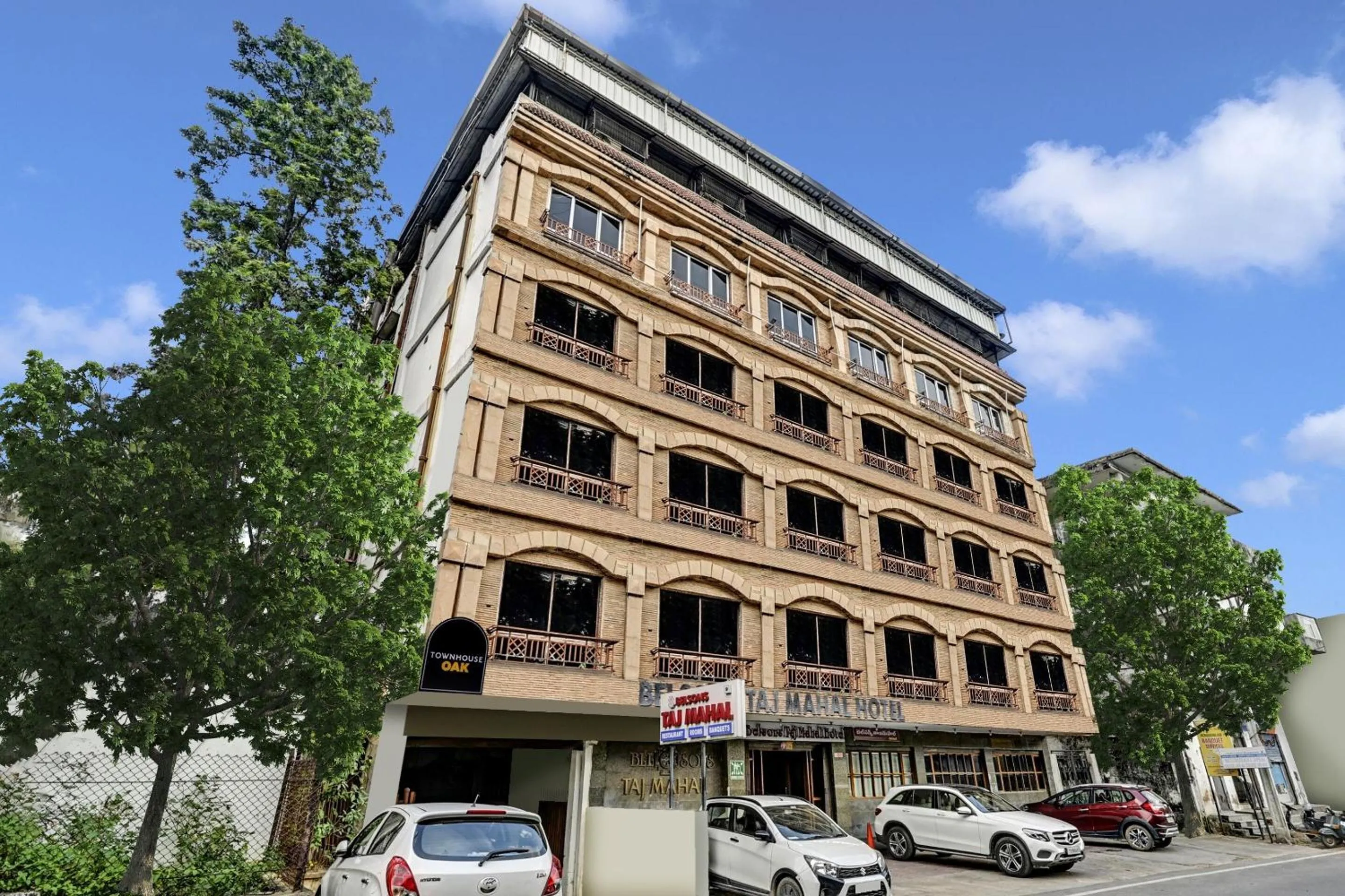 Facade/entrance in Townhouse OAK Hotel Belsons Taj Mahal