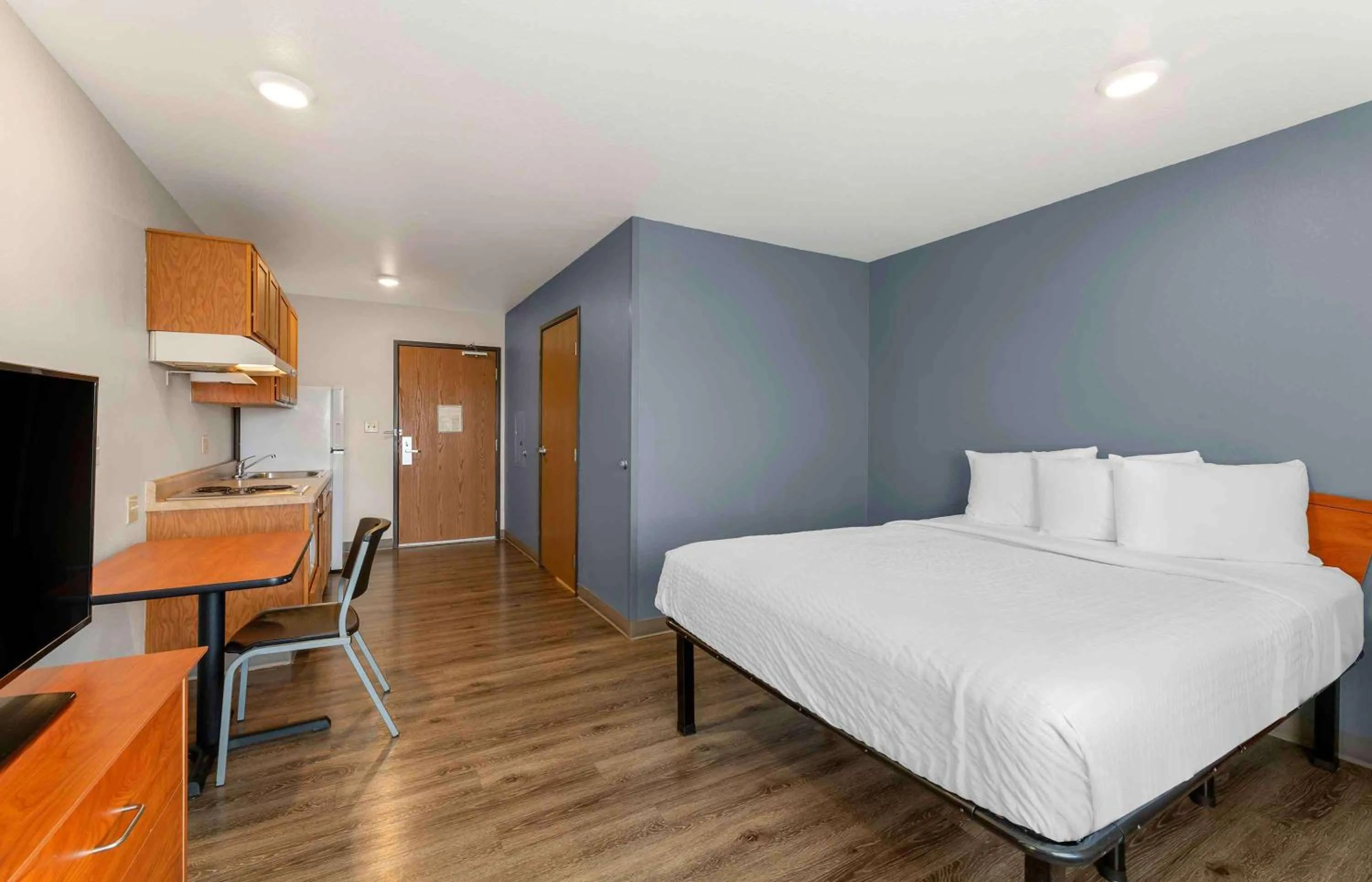 Bedroom, Bed in Extended Stay America Select Suites - Cleveland - Avon