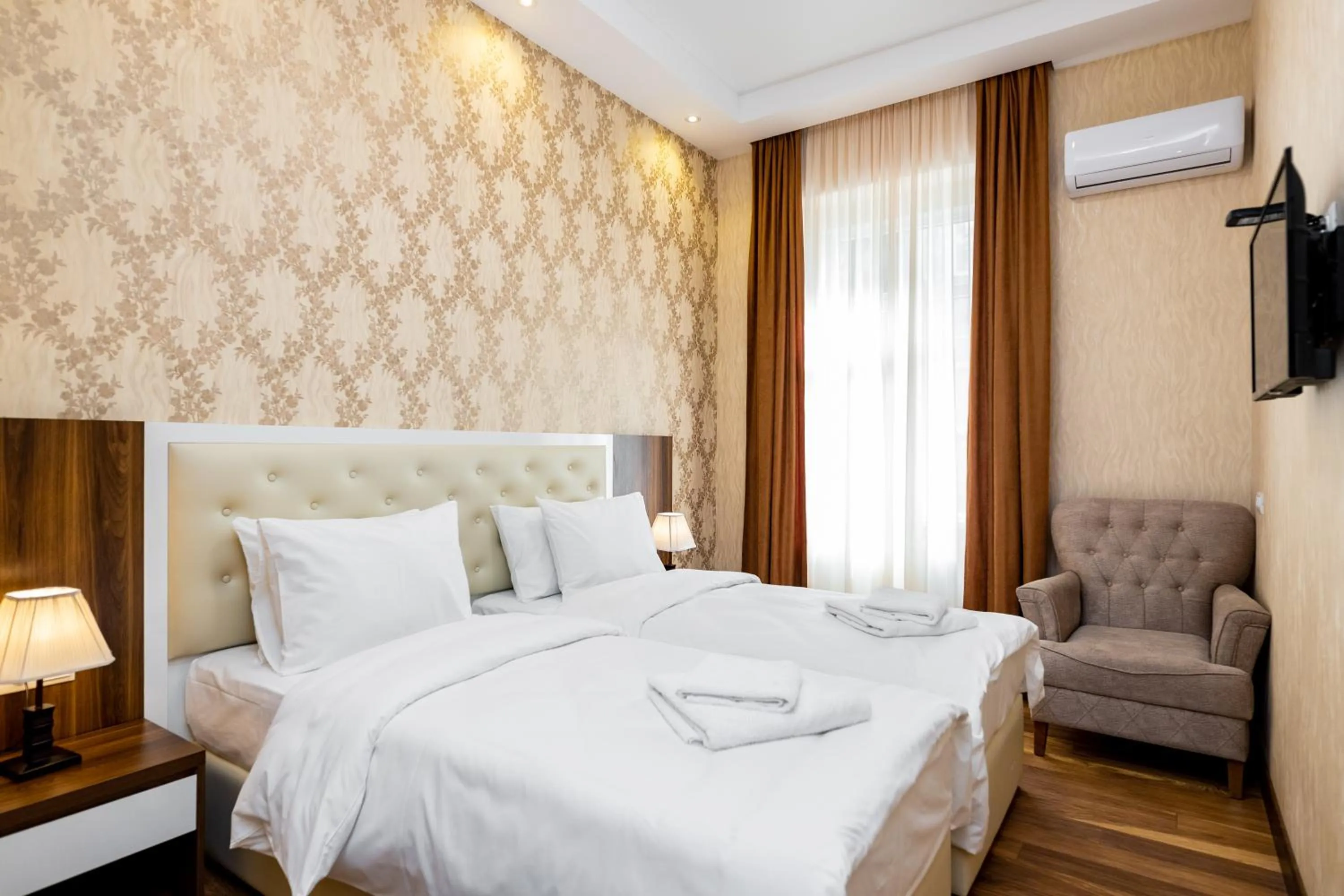 Photo of the whole room, Bed in Ornament Hotel