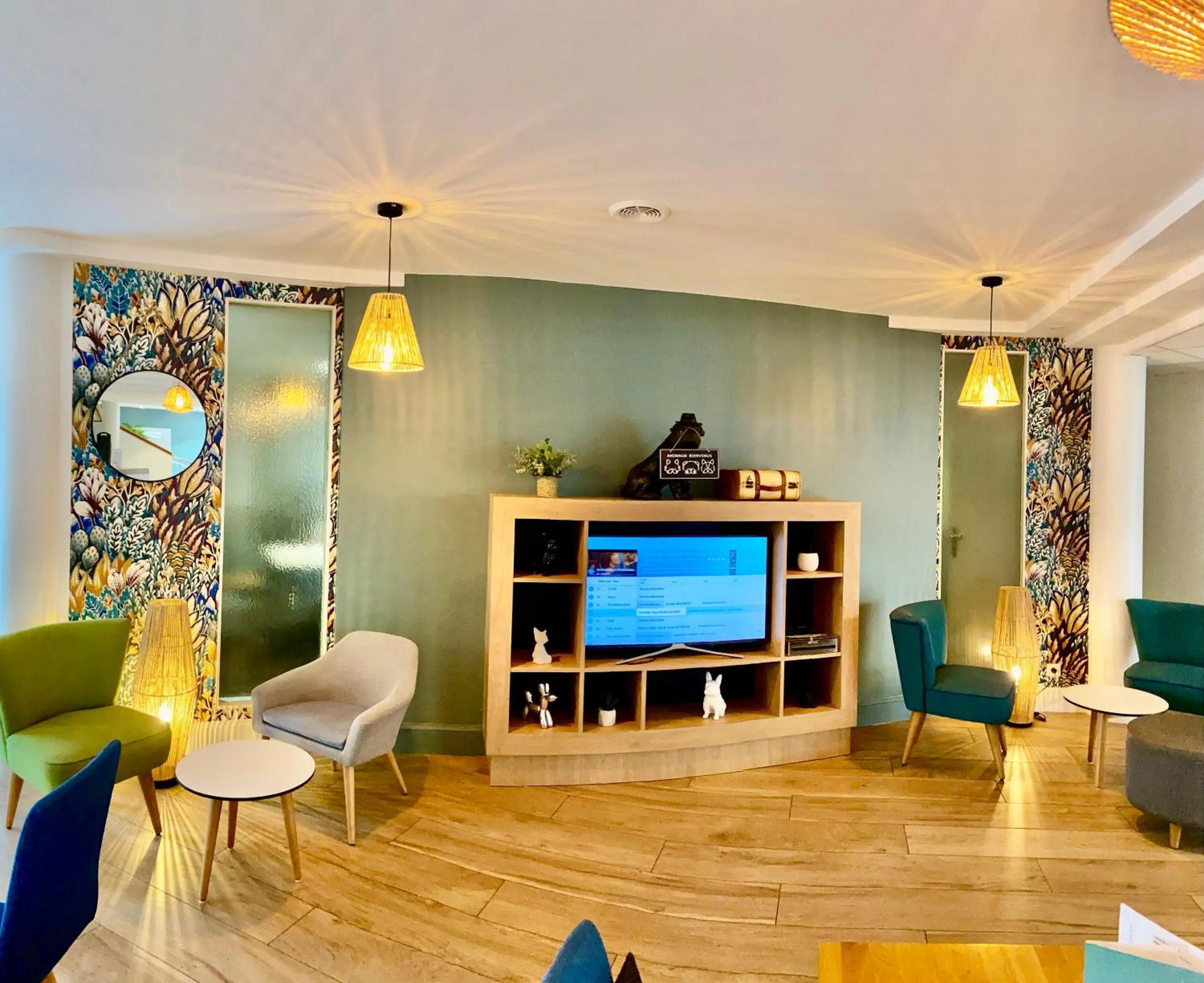 Communal lounge/ TV room in Holiday Inn Calais Coquelles by IHG