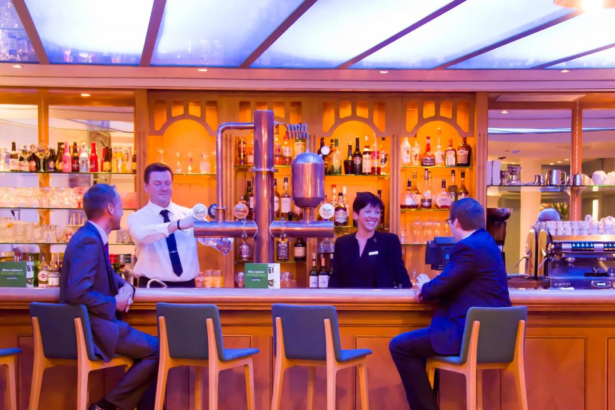 Lounge or bar in Holiday Inn Calais Coquelles by IHG