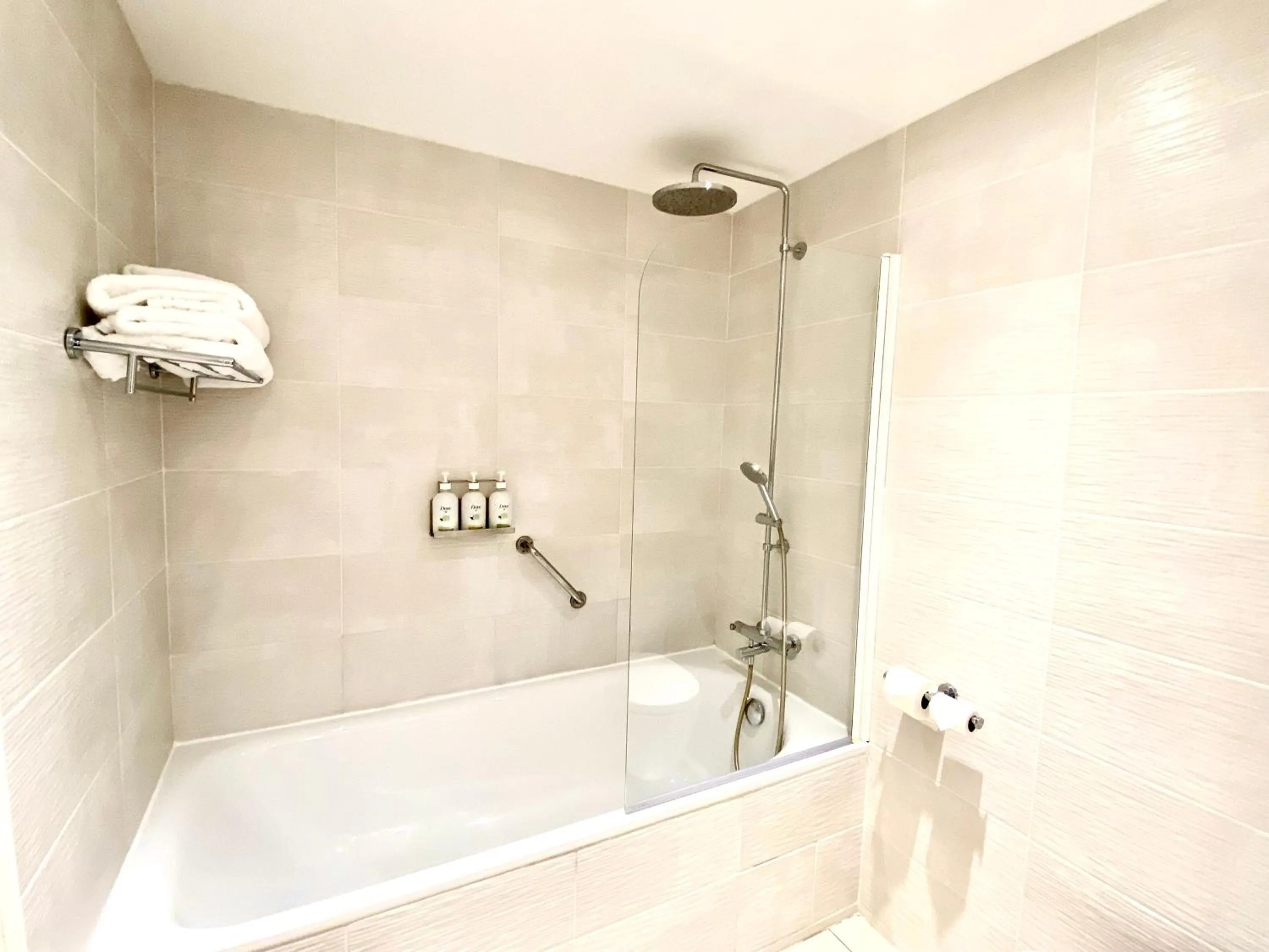 Bath in Holiday Inn Calais Coquelles by IHG