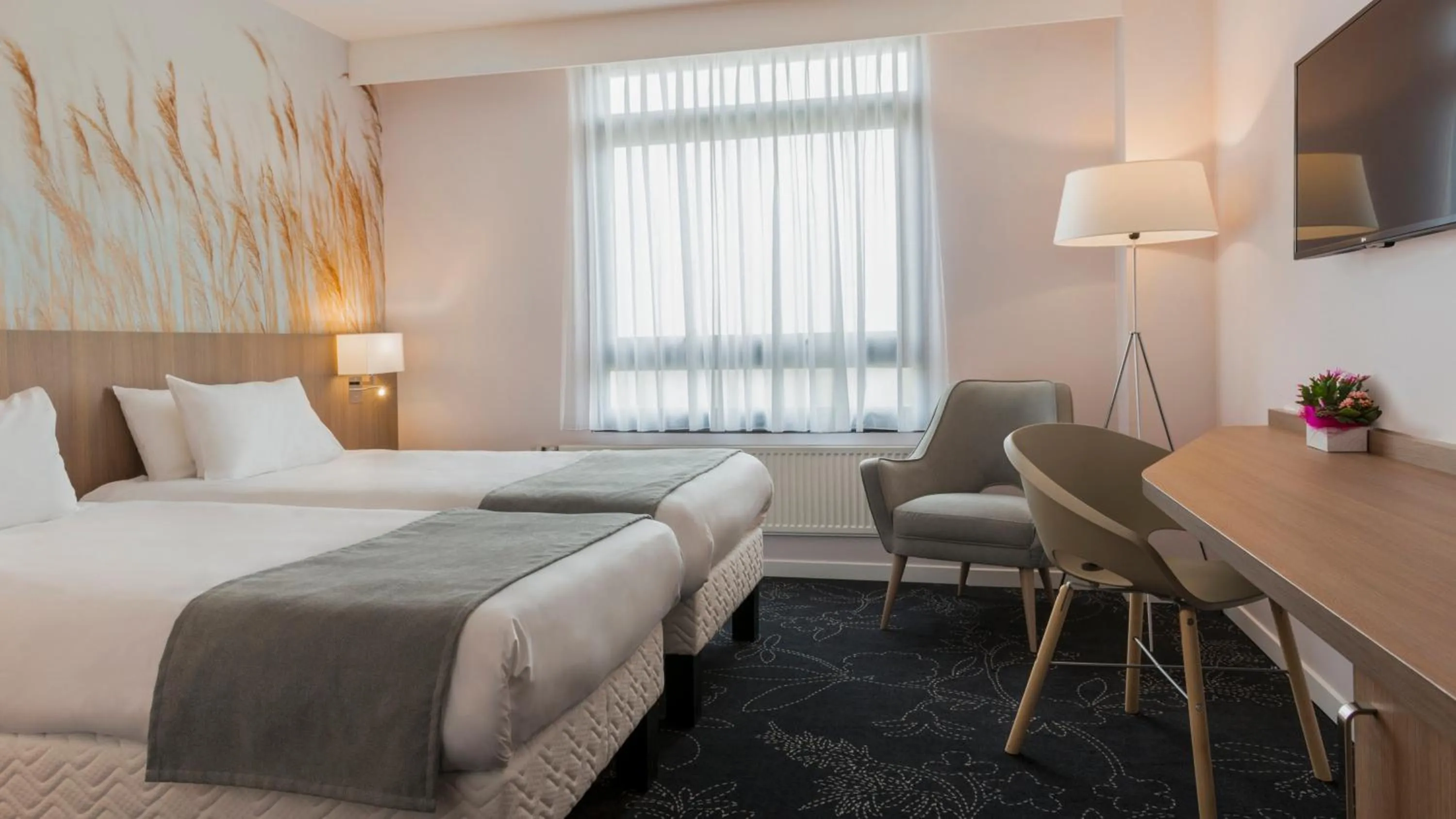 Photo of the whole room, Bed in Holiday Inn Calais Coquelles by IHG