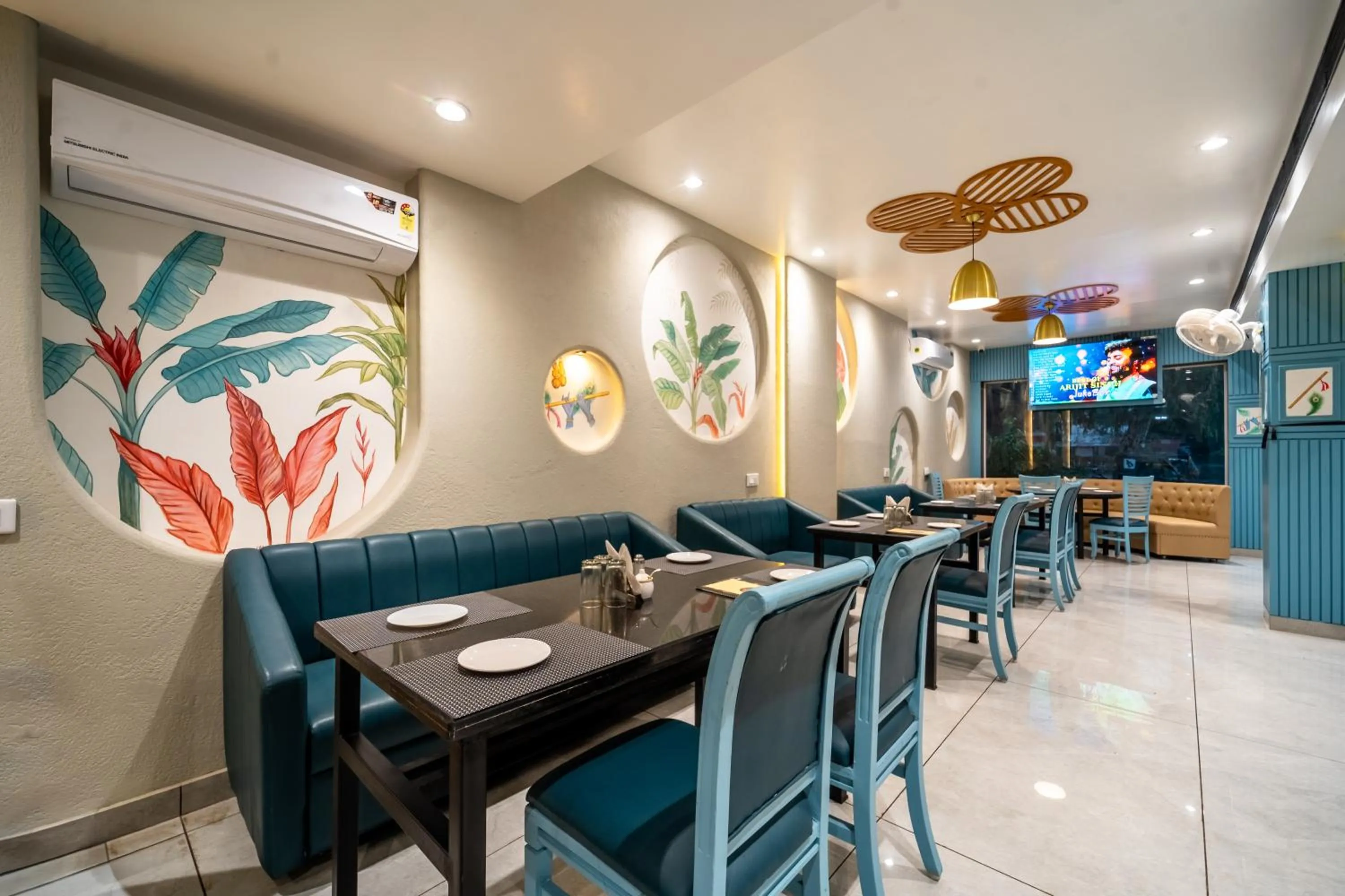 Restaurant/places to eat in Treebo Kamal Regency