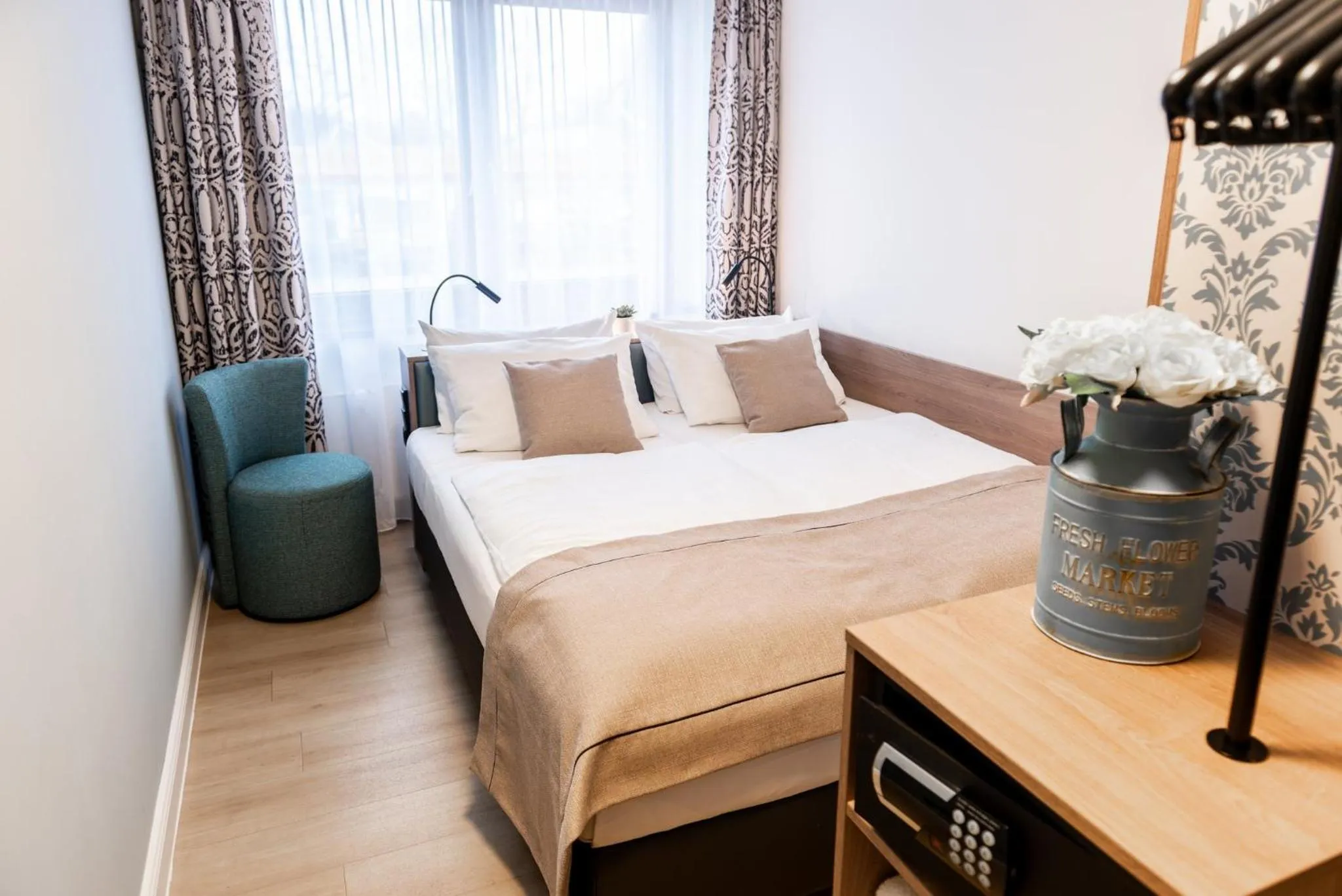 Photo of the whole room, Bed in Garner Hotel Hamburg Nord by IHG