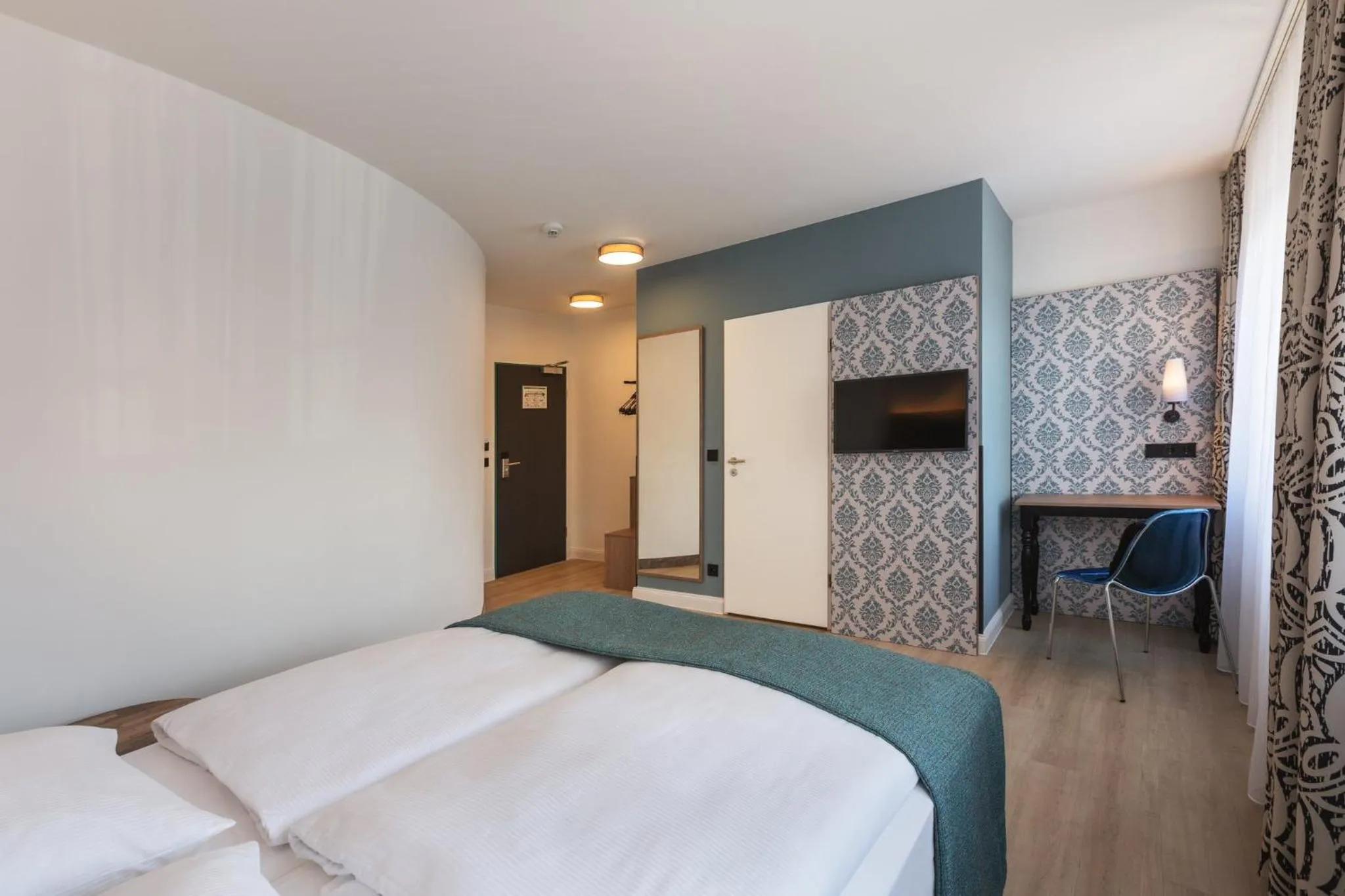 Photo of the whole room, Bed in Garner Hotel Hamburg Nord by IHG