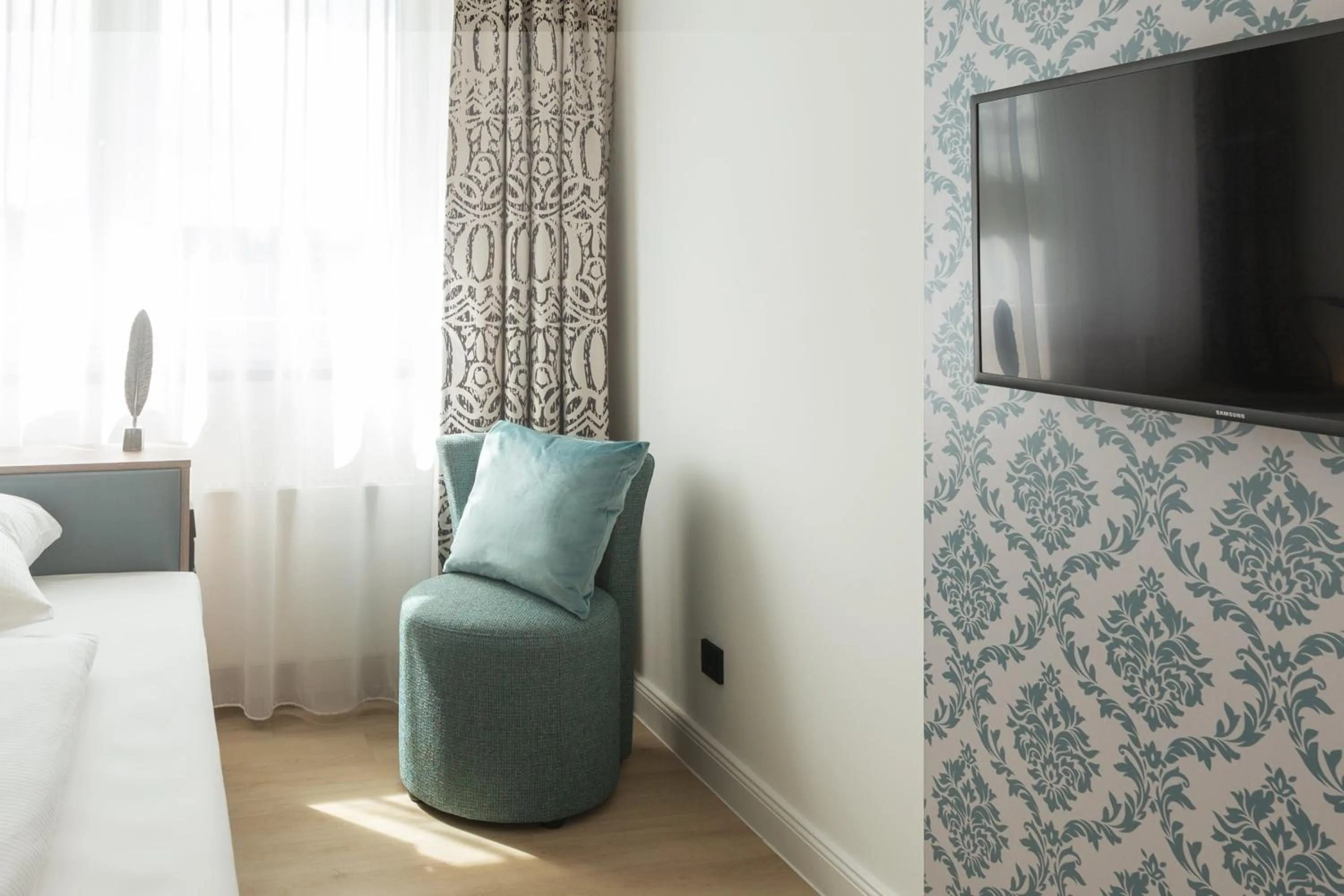 Photo of the whole room, Bed in Garner Hotel Hamburg Nord by IHG