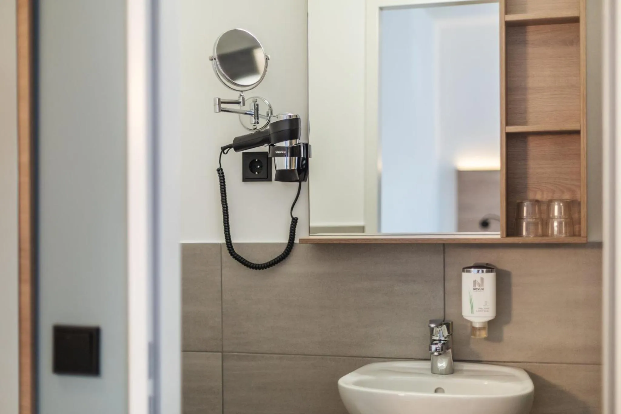 Photo of the whole room in Garner Hotel Hamburg Nord by IHG