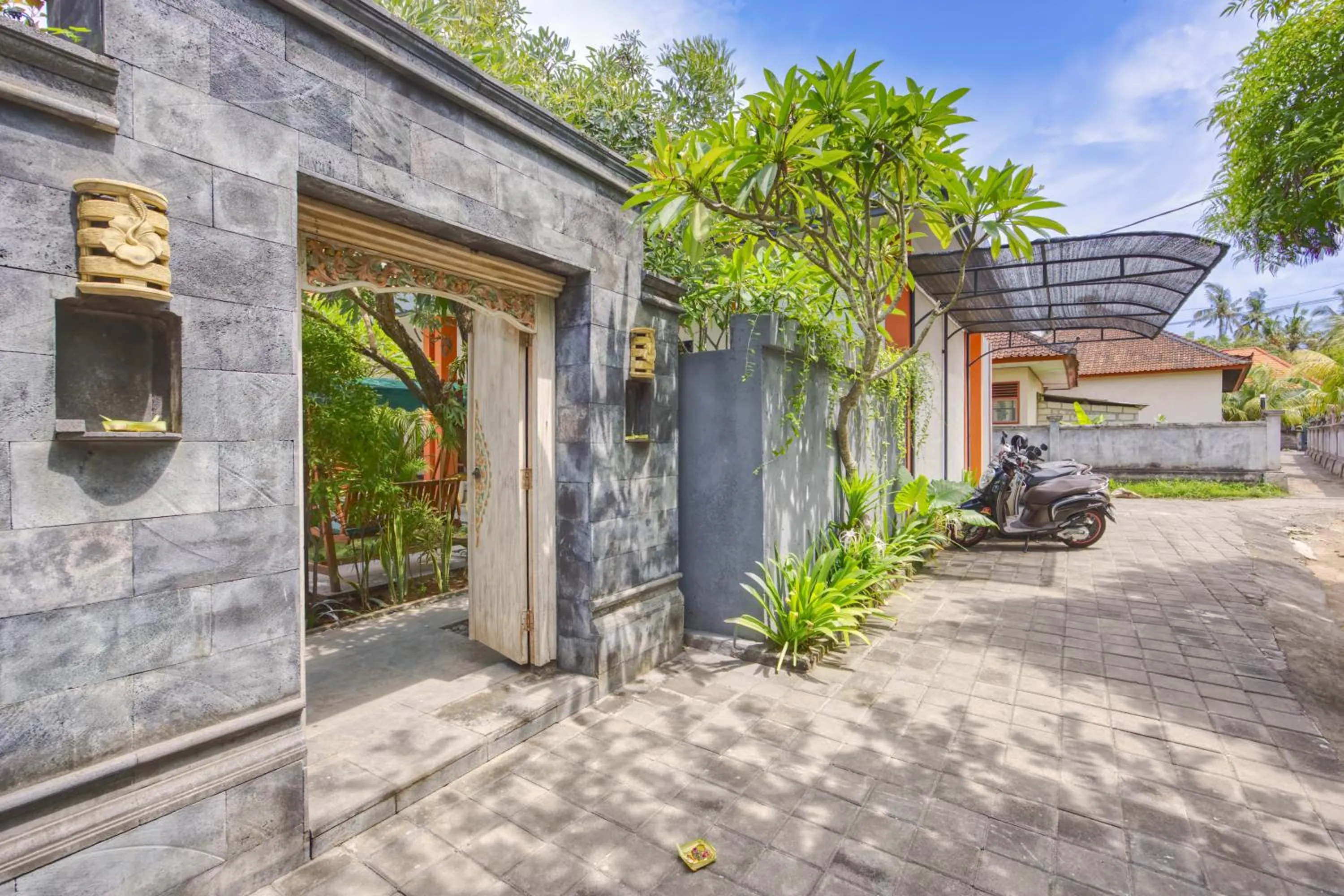 Facade/entrance in JnJ Guest House