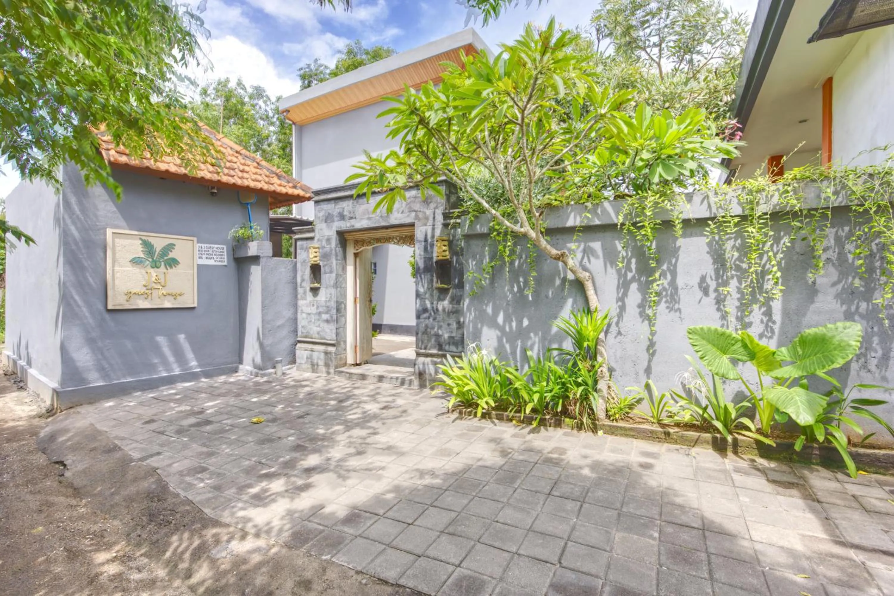 Facade/entrance in JnJ Guest House