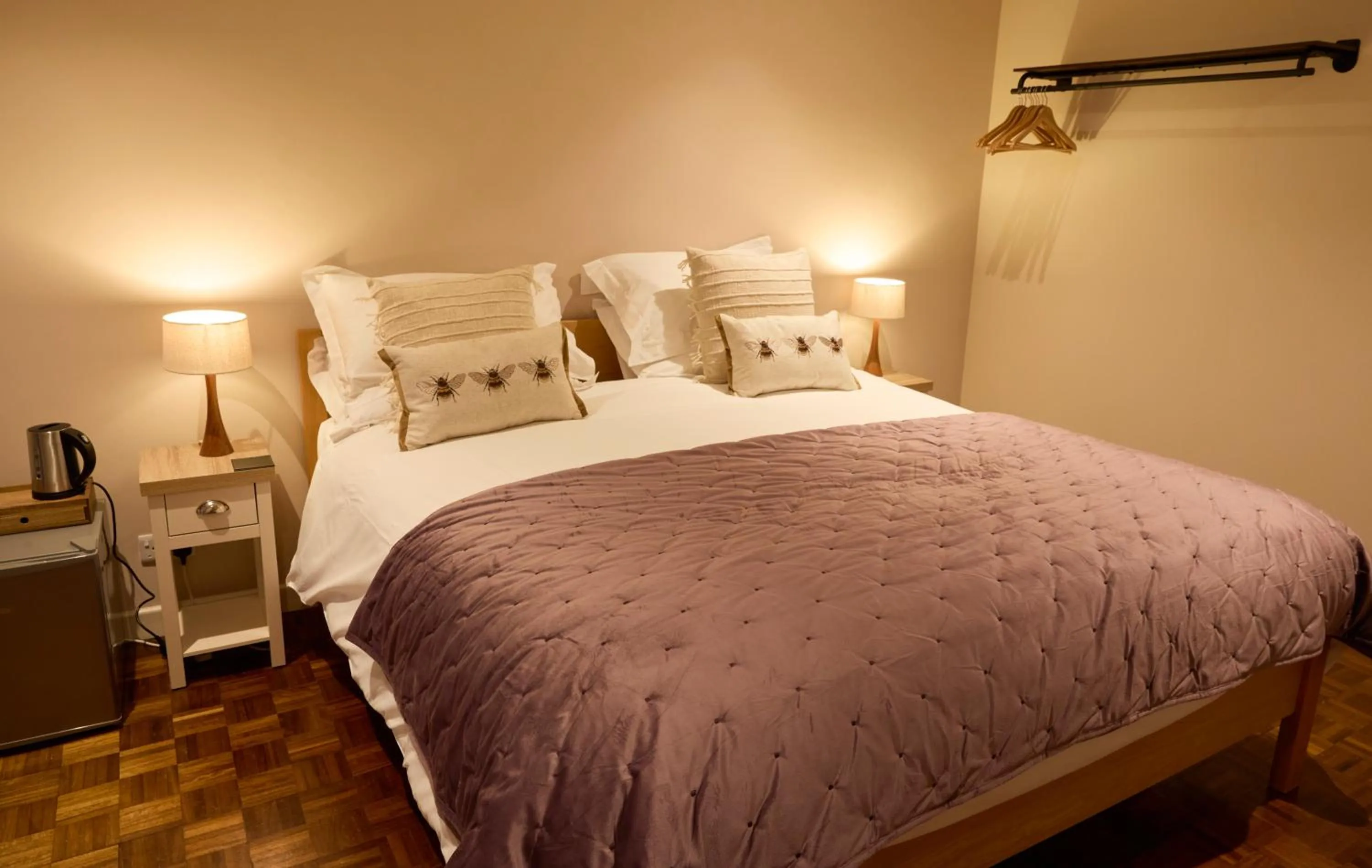 Bed in Hunters Lodge Inn