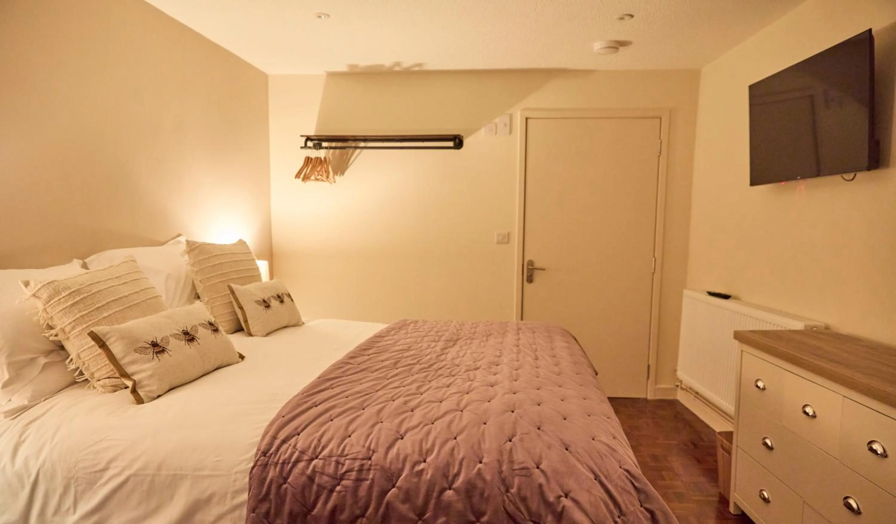 Bed in Hunters Lodge Inn