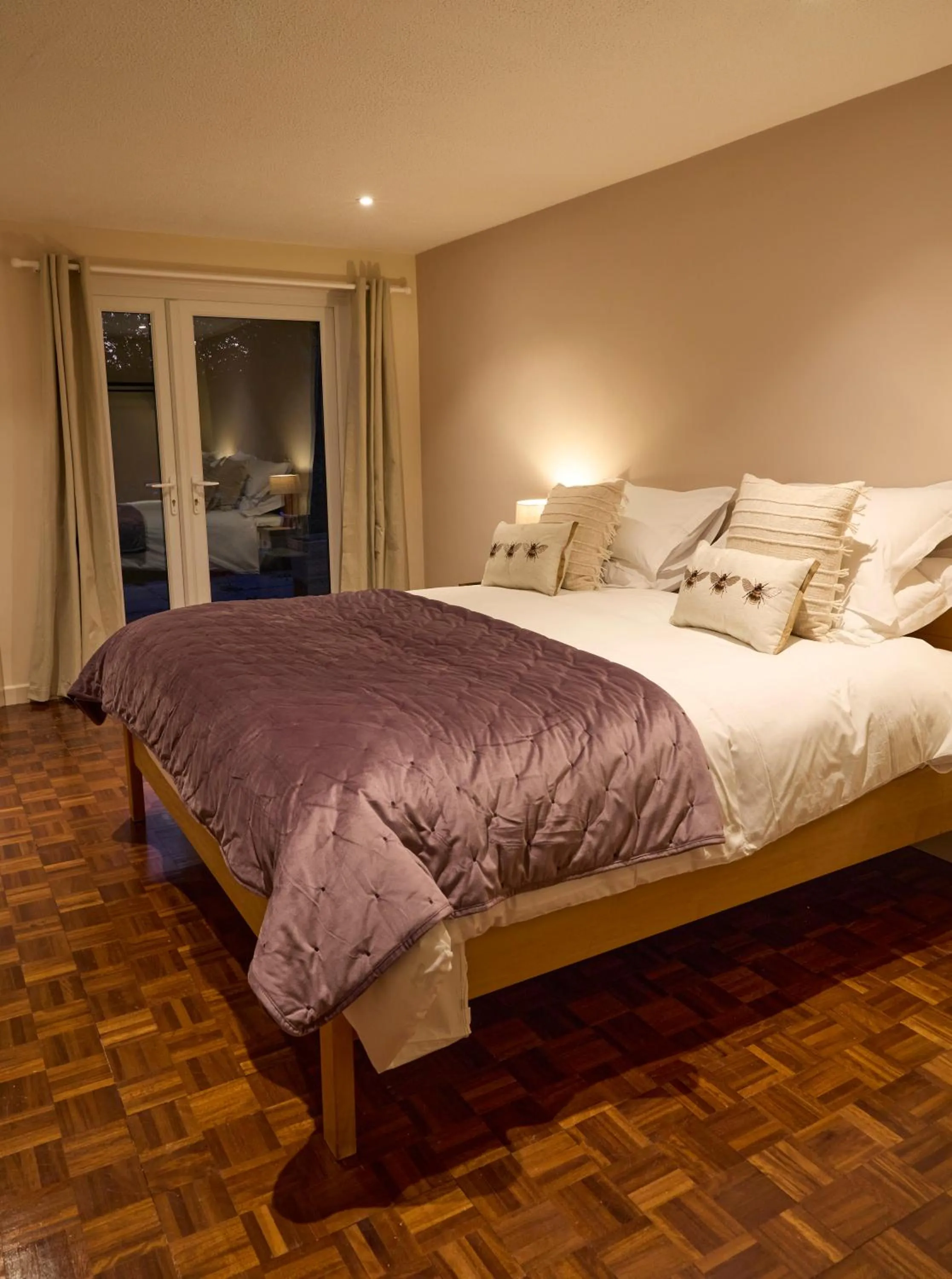 Photo of the whole room, Bed in Hunters Lodge Inn