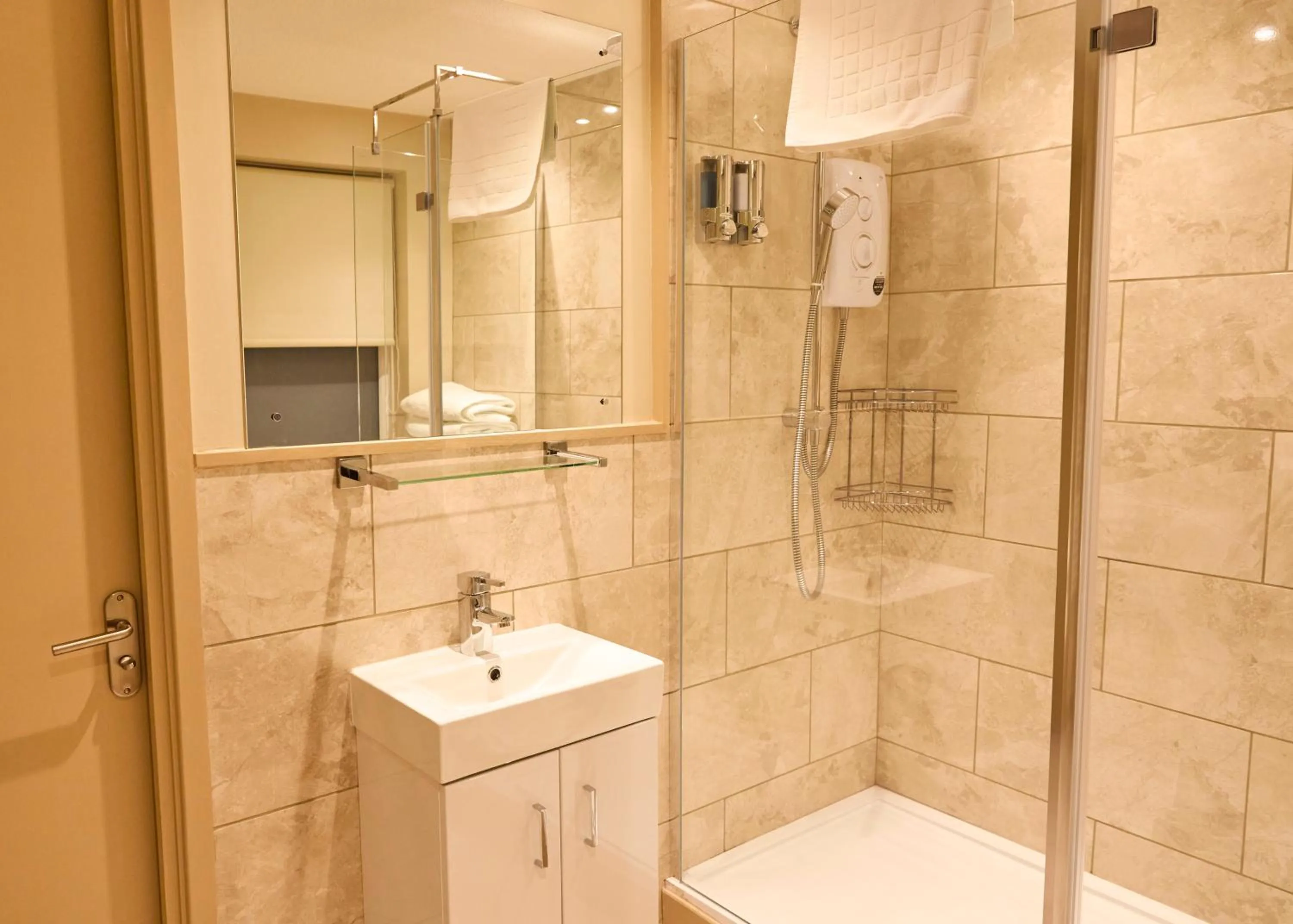 Shower in Hunters Lodge Inn