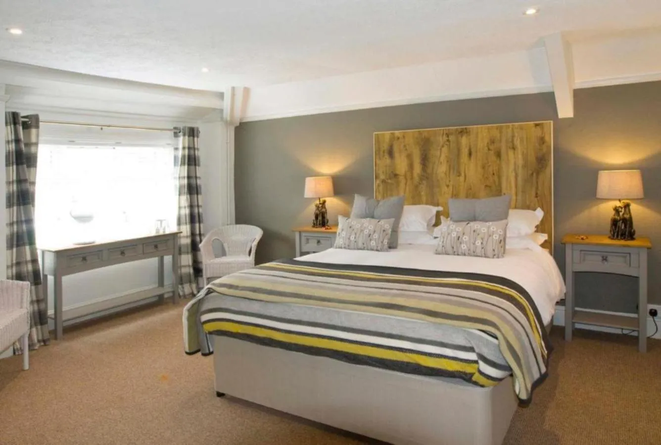 Photo of the whole room, Bed in Hunters Lodge Inn