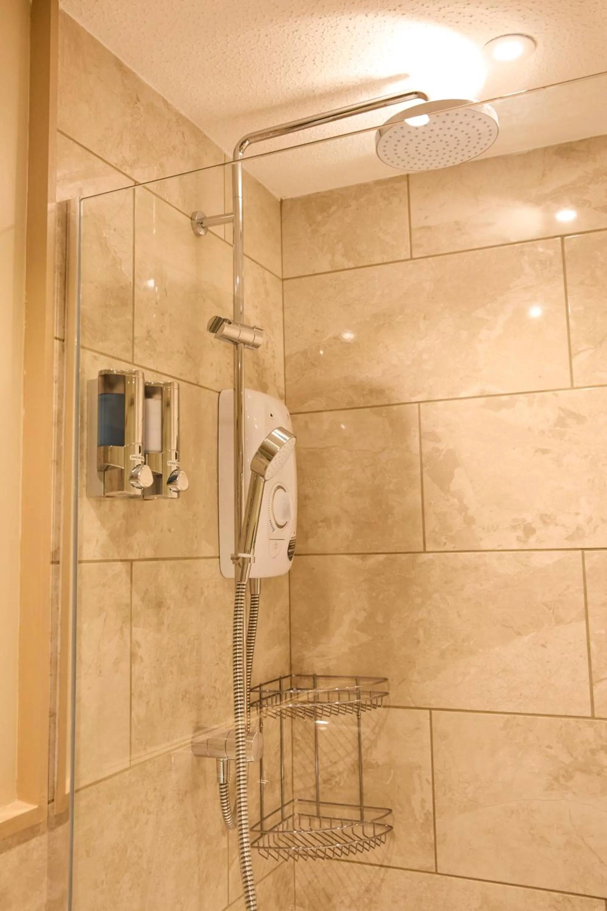 Shower in Hunters Lodge Inn