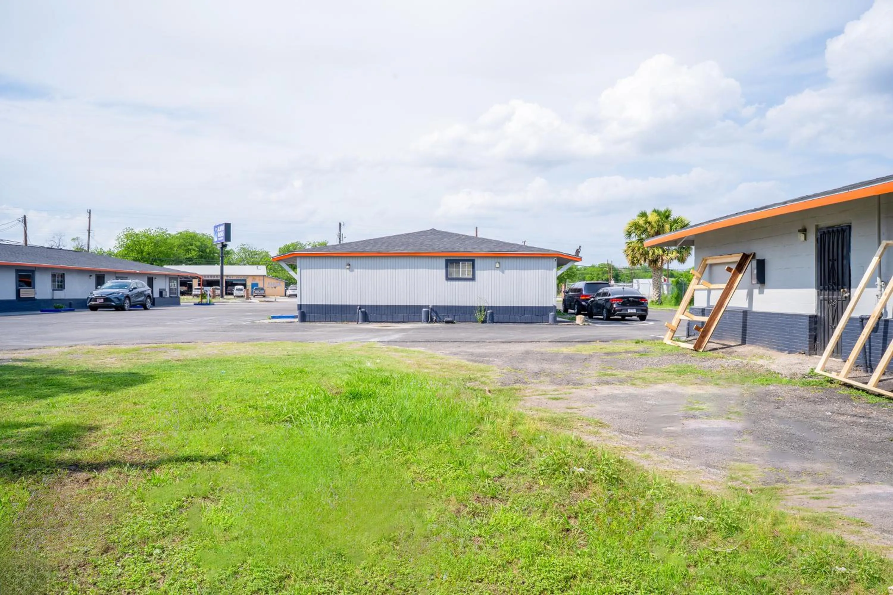 Property building in Alamo Oasis Inn and Suites By OYO San Antonio