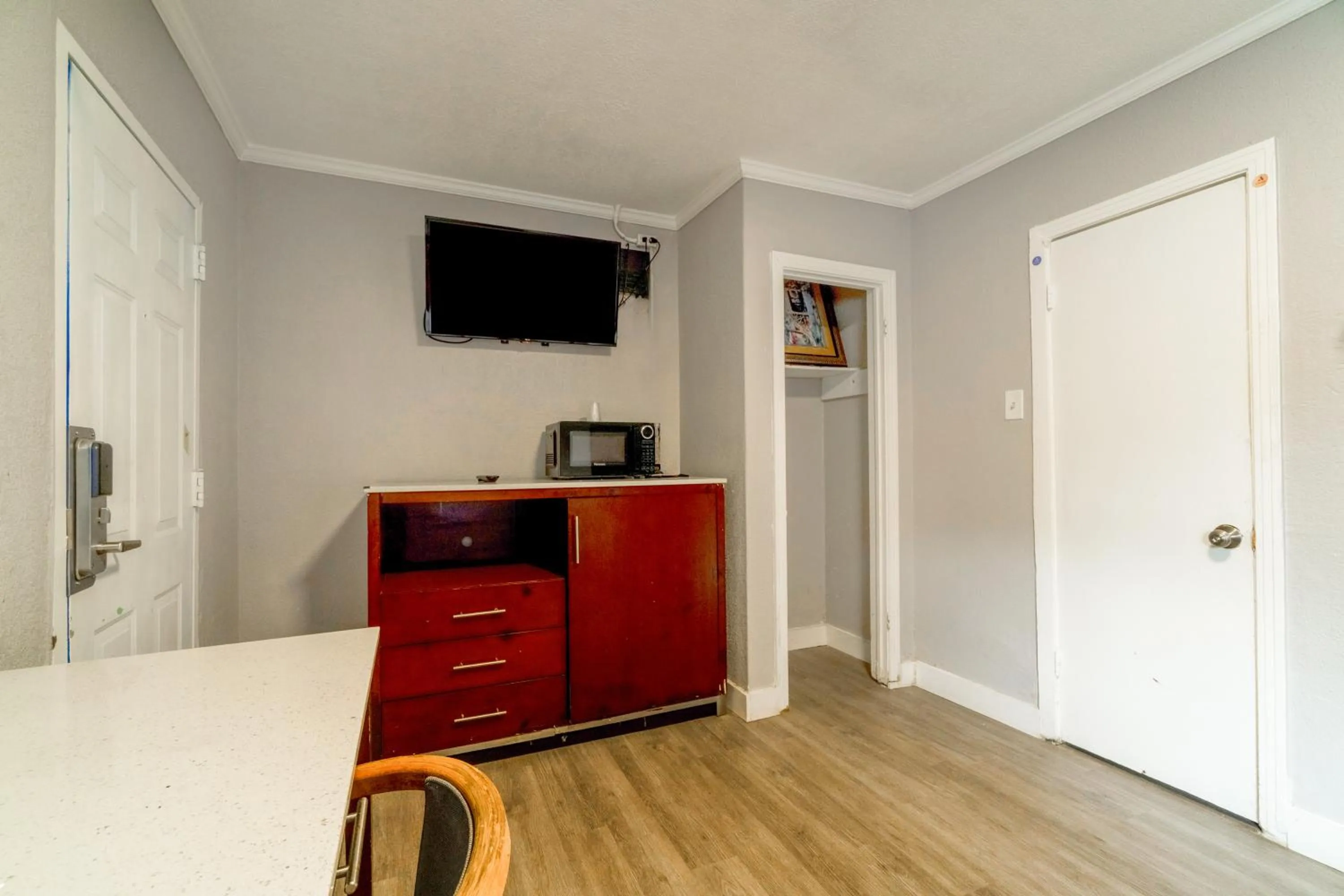 TV and multimedia in Alamo Oasis Inn and Suites By OYO San Antonio