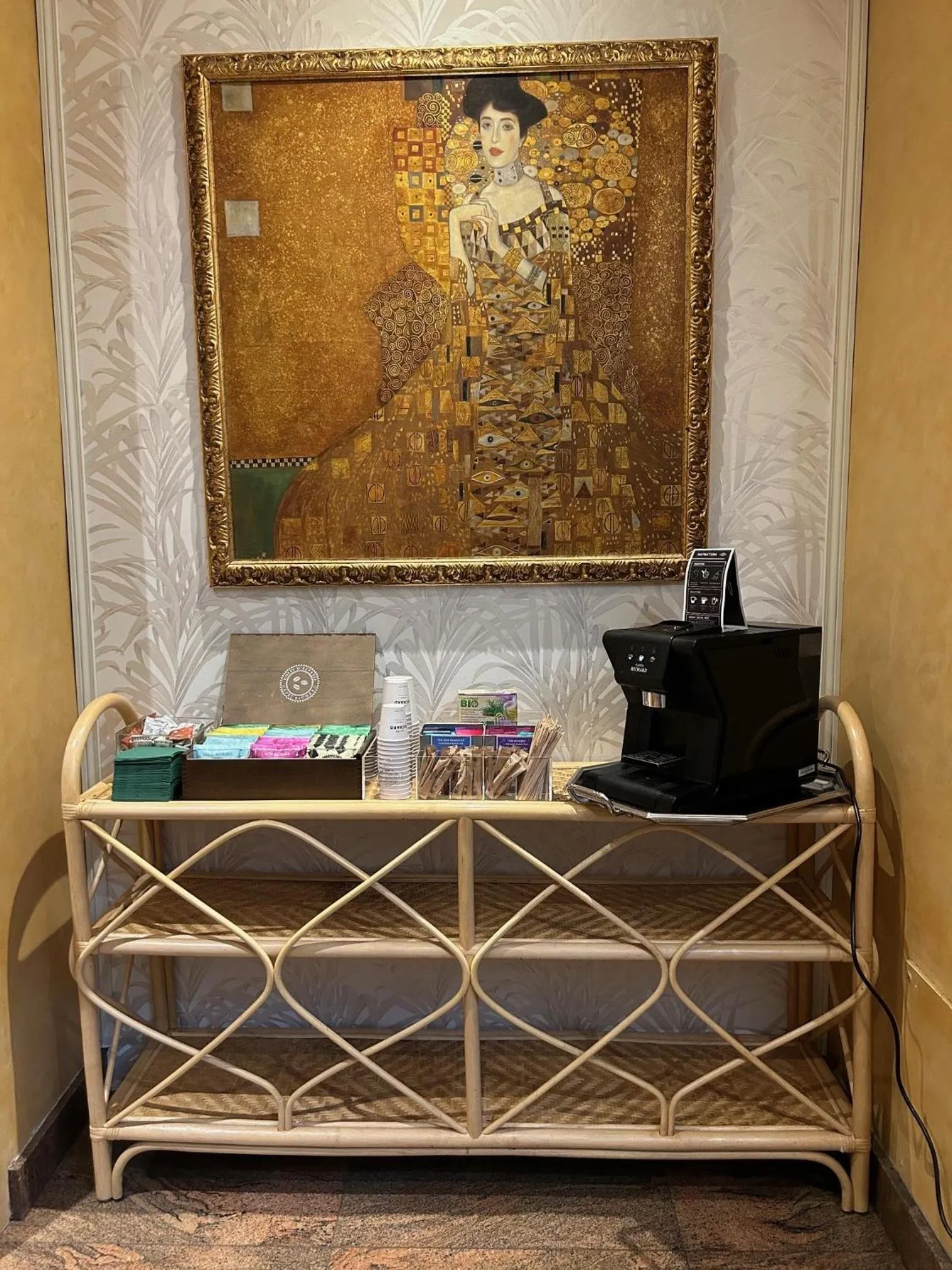 Coffee/tea facilities in Neuilly Park Hotel