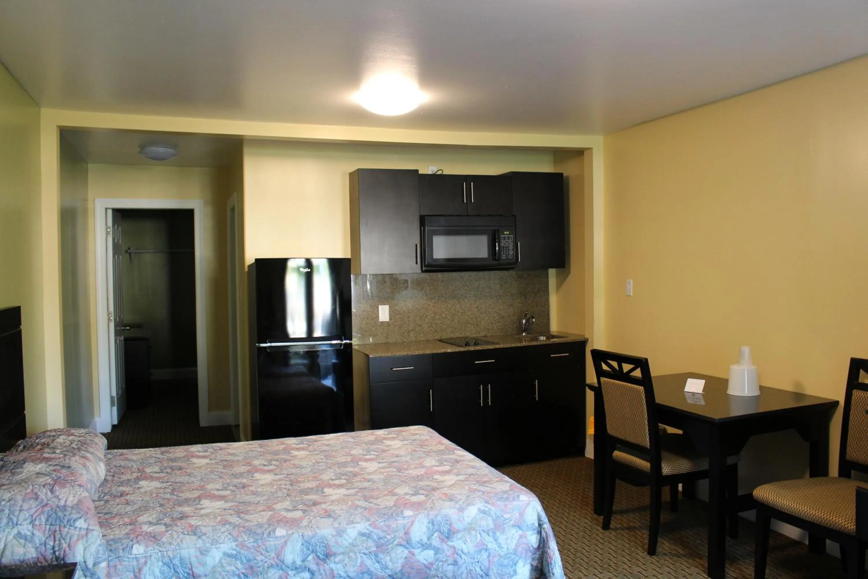 Bed in Crown Inn Motel Yorktown