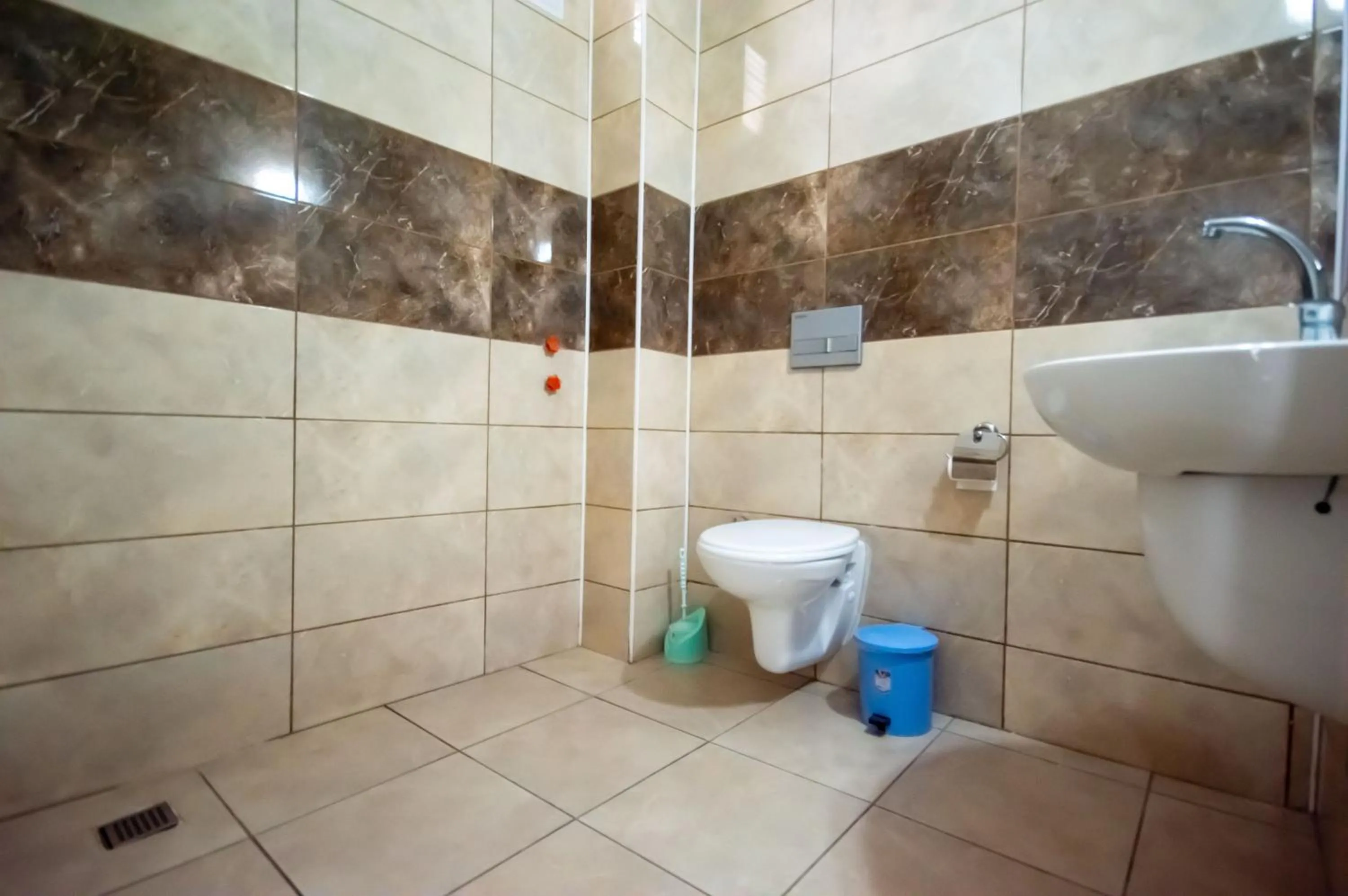 Shower in MOONBOW BEACH HOTEL