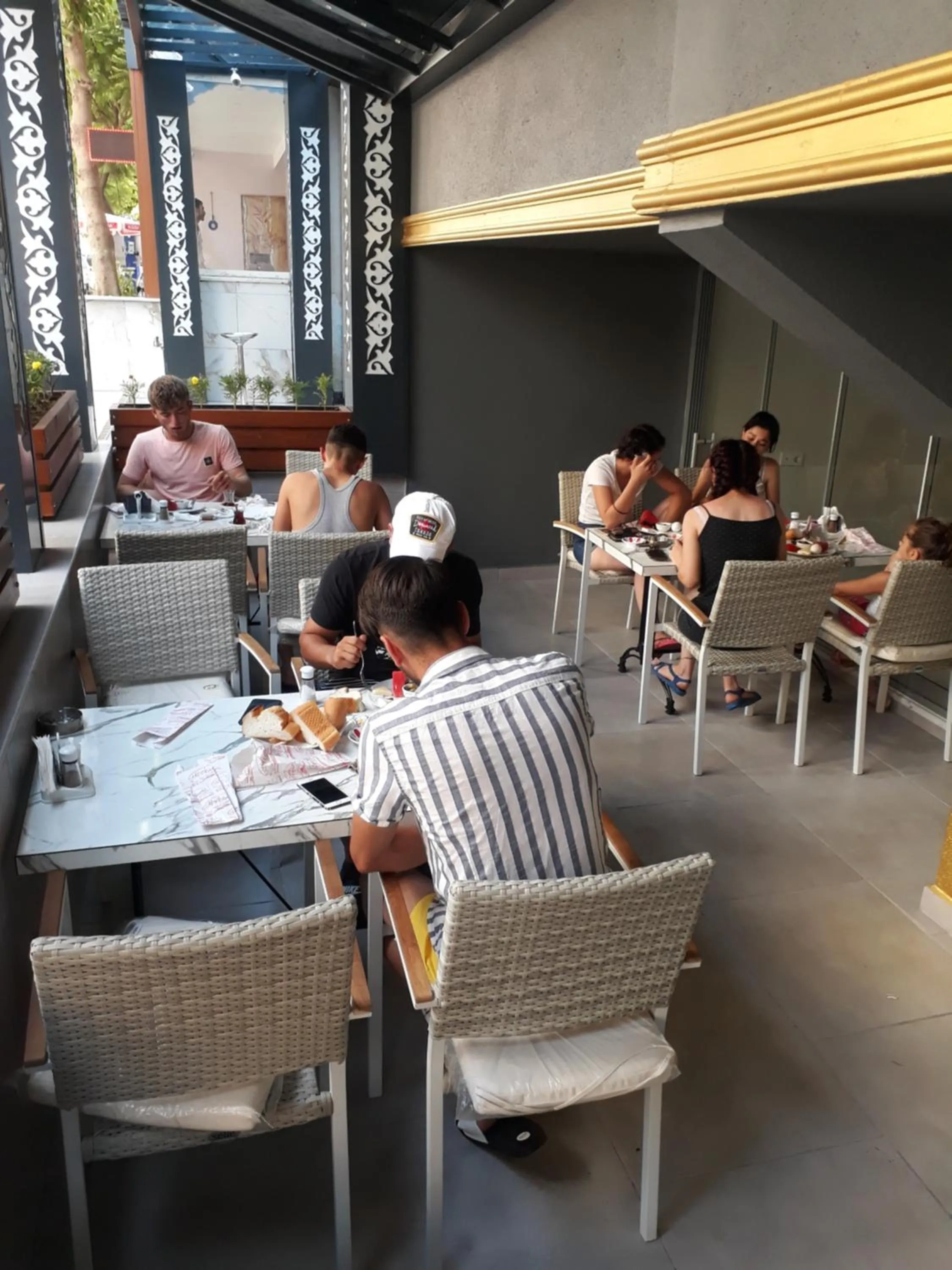 Restaurant/places to eat in MOONBOW BEACH HOTEL