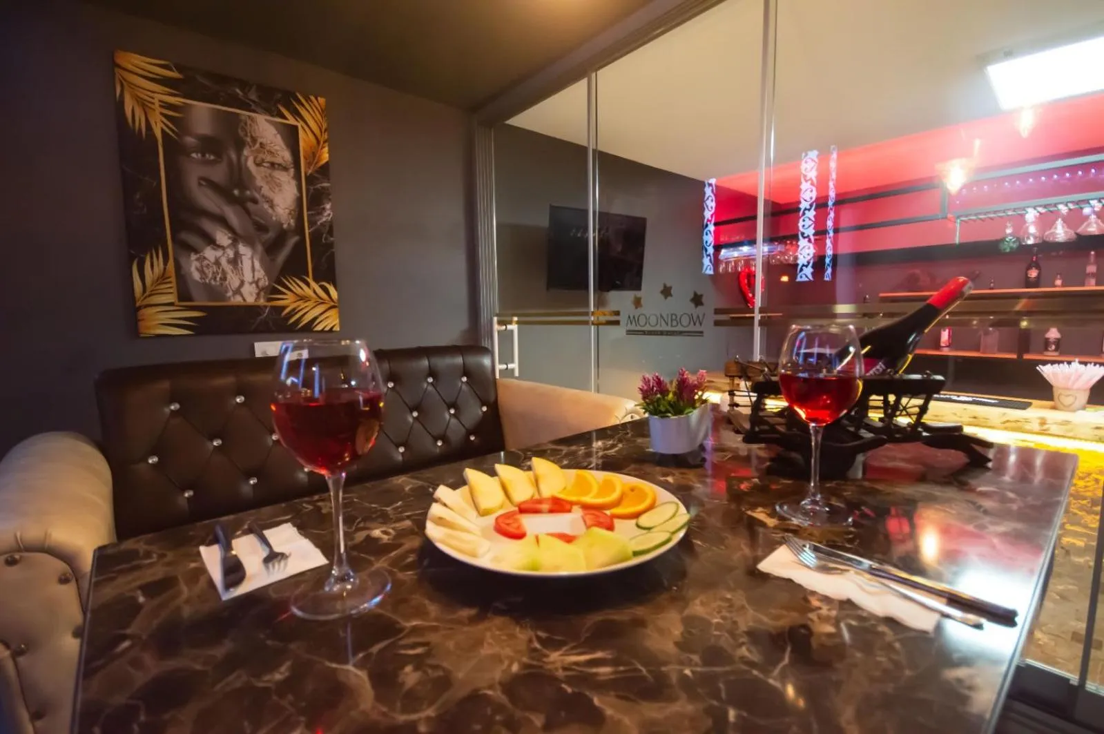 Food and drinks in MOONBOW BEACH HOTEL