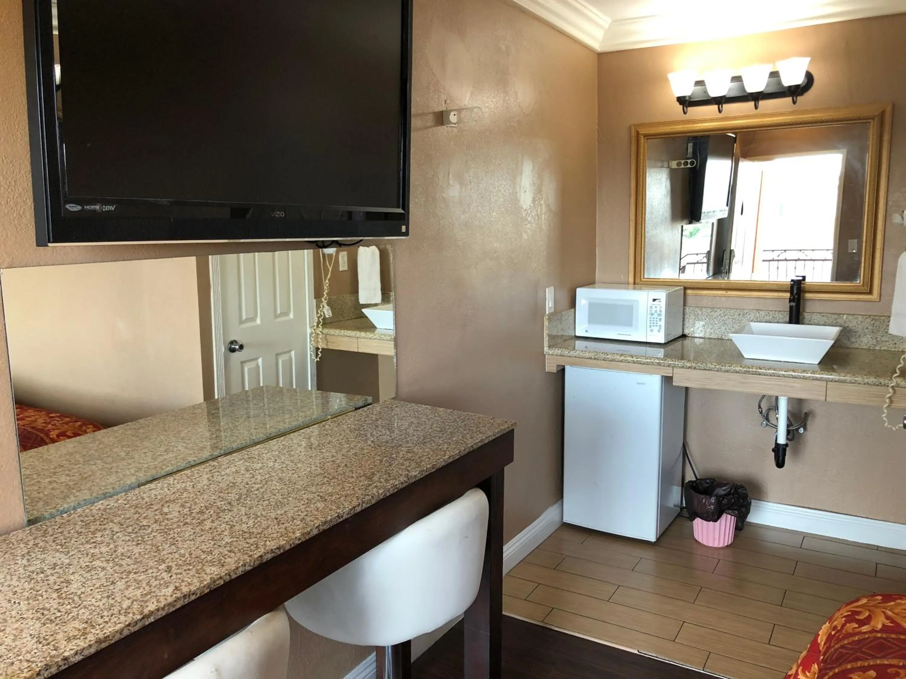 TV and multimedia in Flight Motel