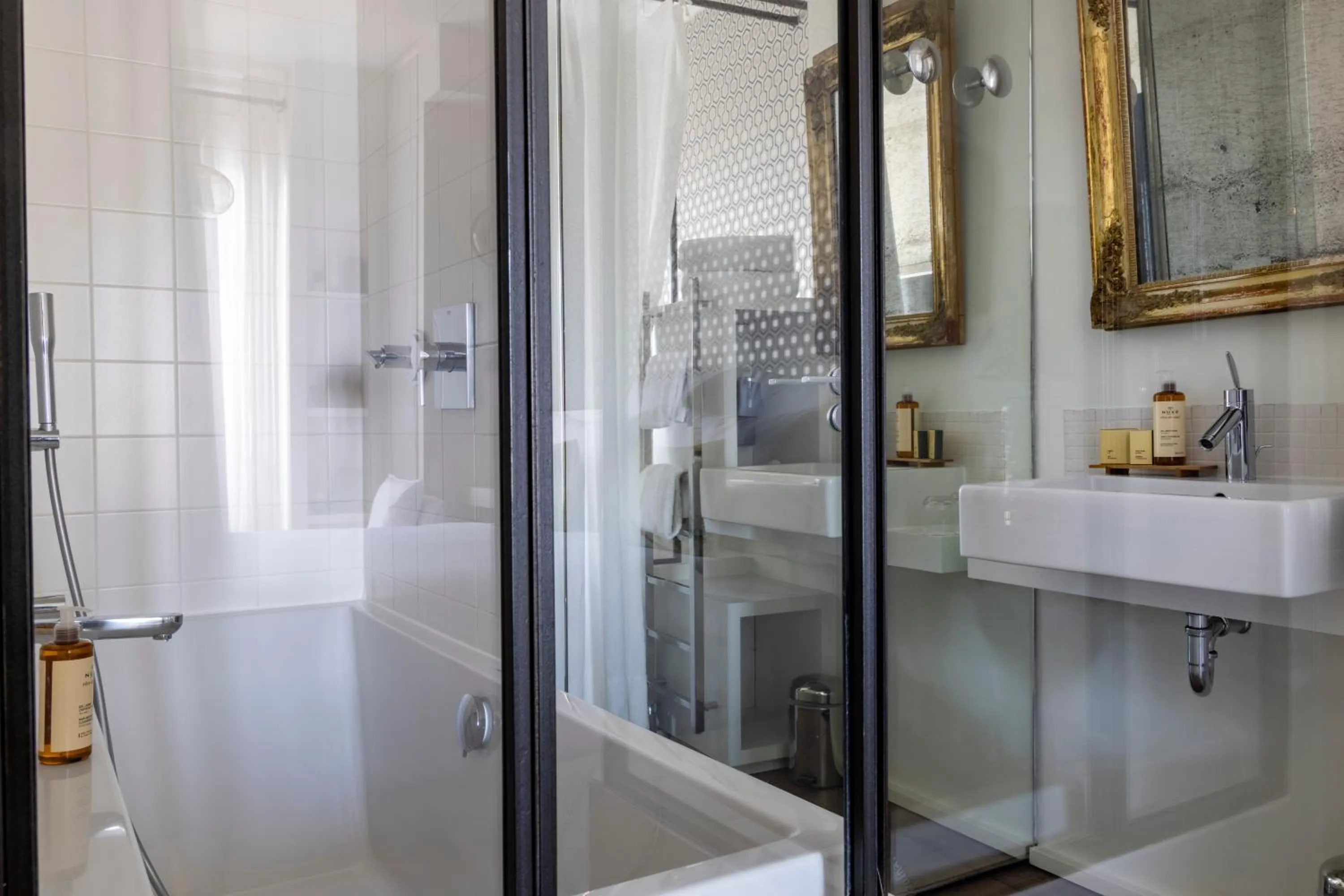 Bathroom in Hôtel de Banville