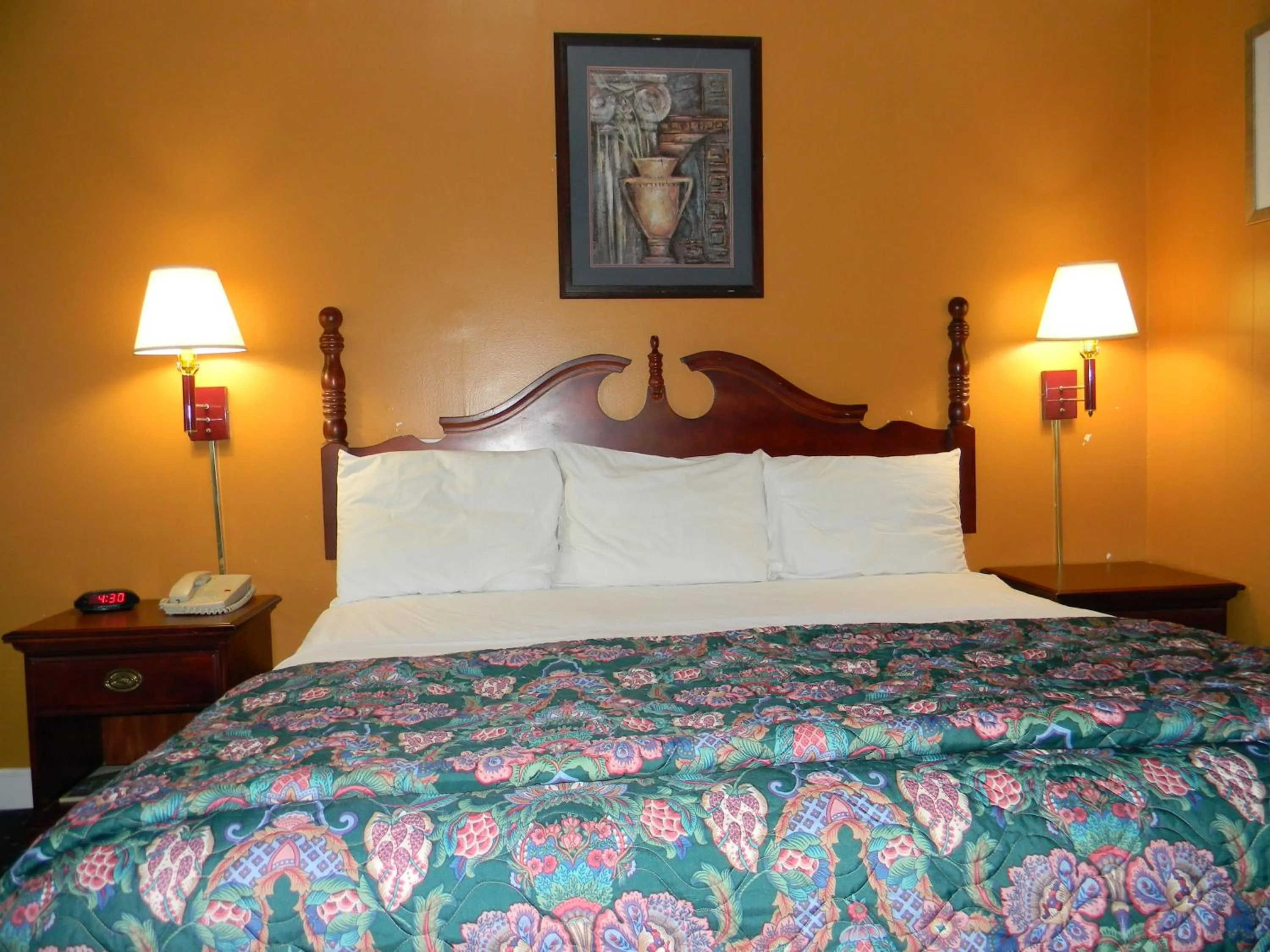 Bed in Fairfax Motel