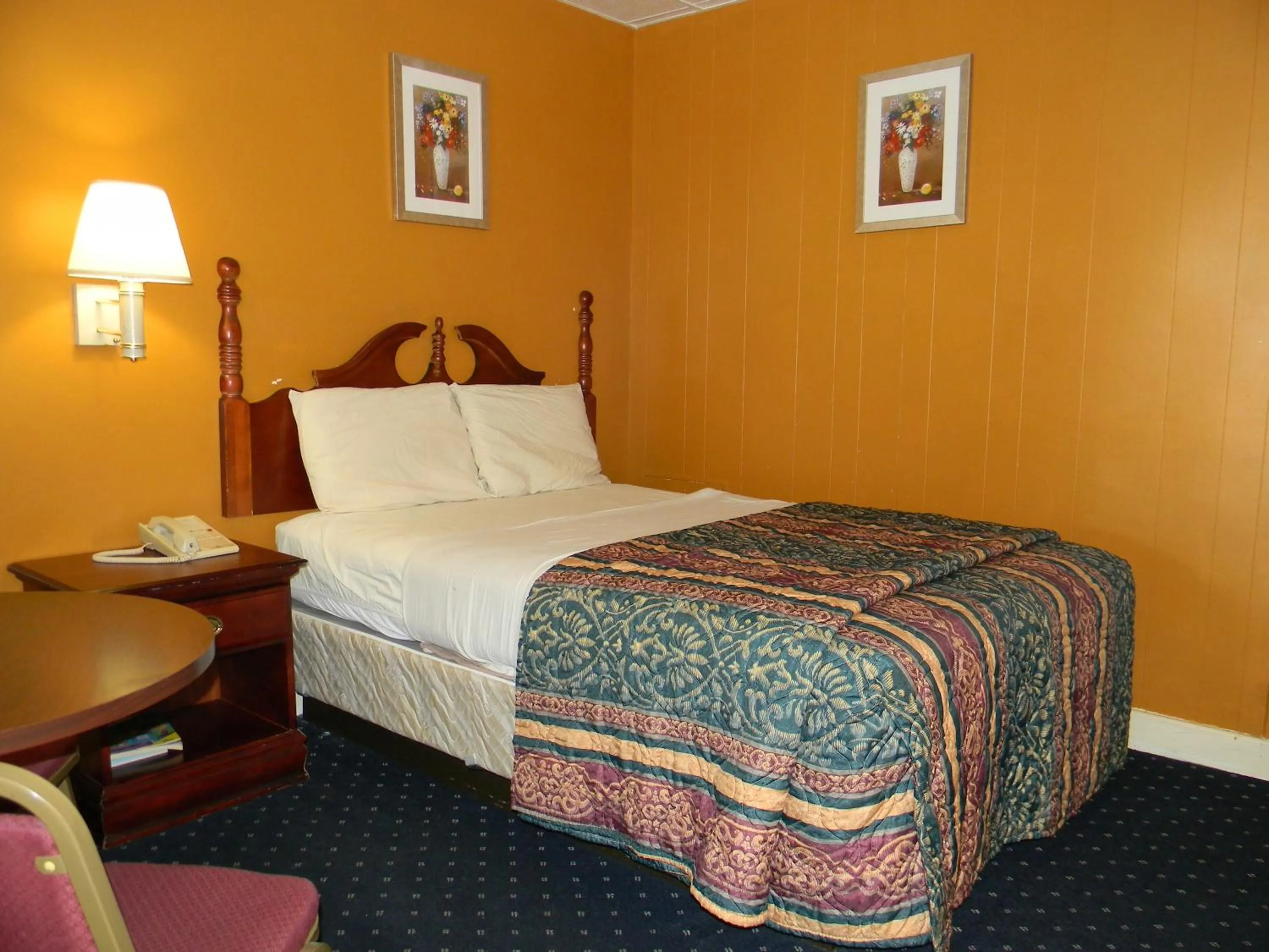 Bed in Fairfax Motel