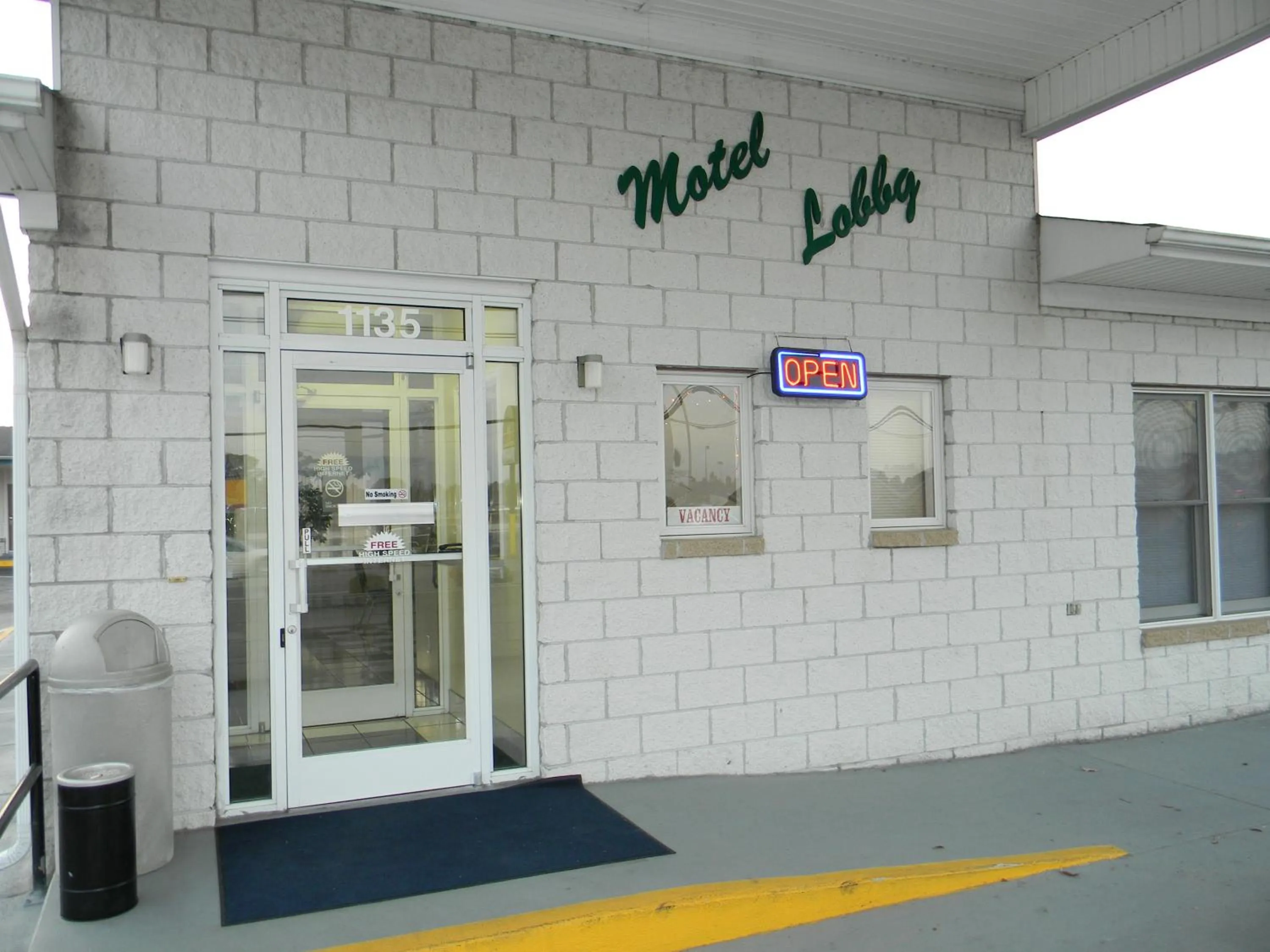 Facade/entrance in Fairfax Motel