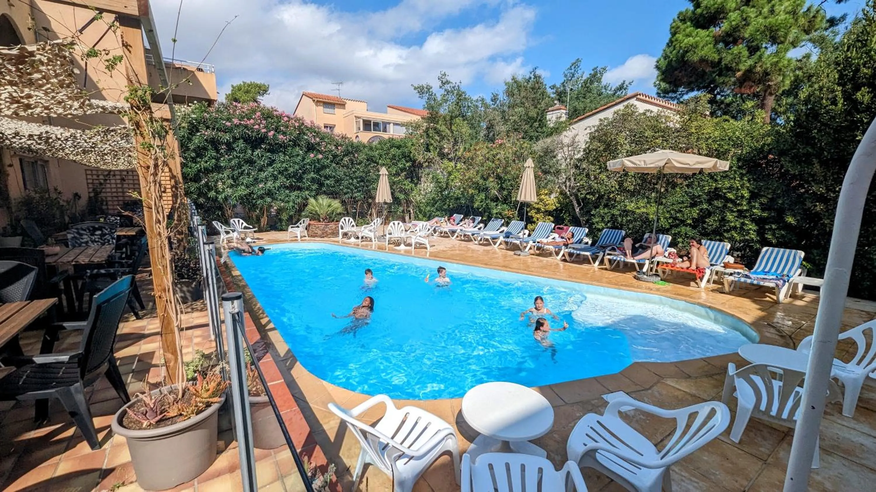 Patio in Hôtel Le Maritime