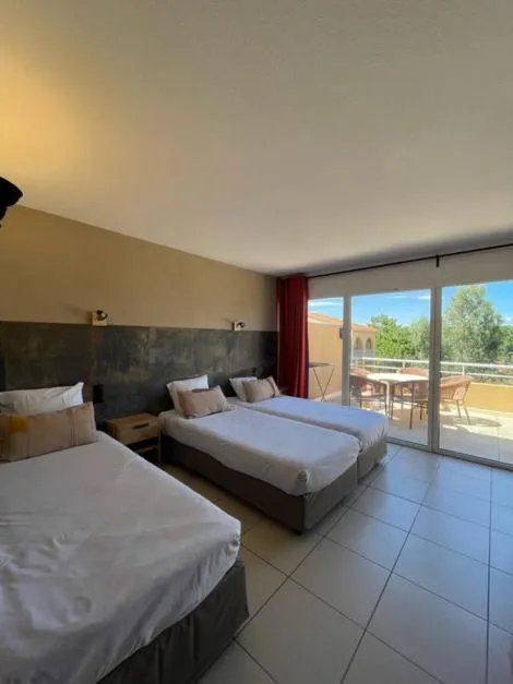 Balcony/Terrace, Bed in Hôtel Le Maritime