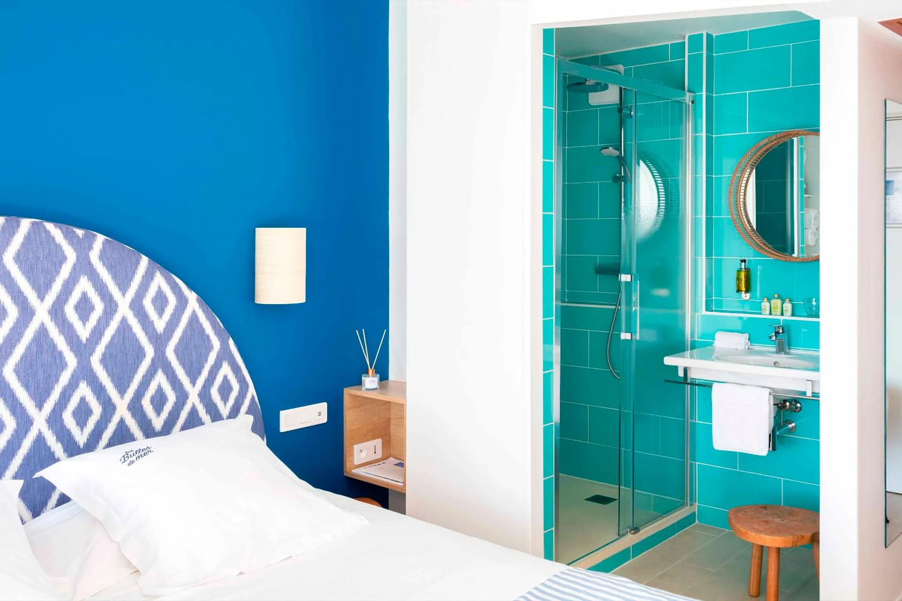 Bathroom, Bed in Les Bulles de Mer - Hotel & Spa sur la Plage